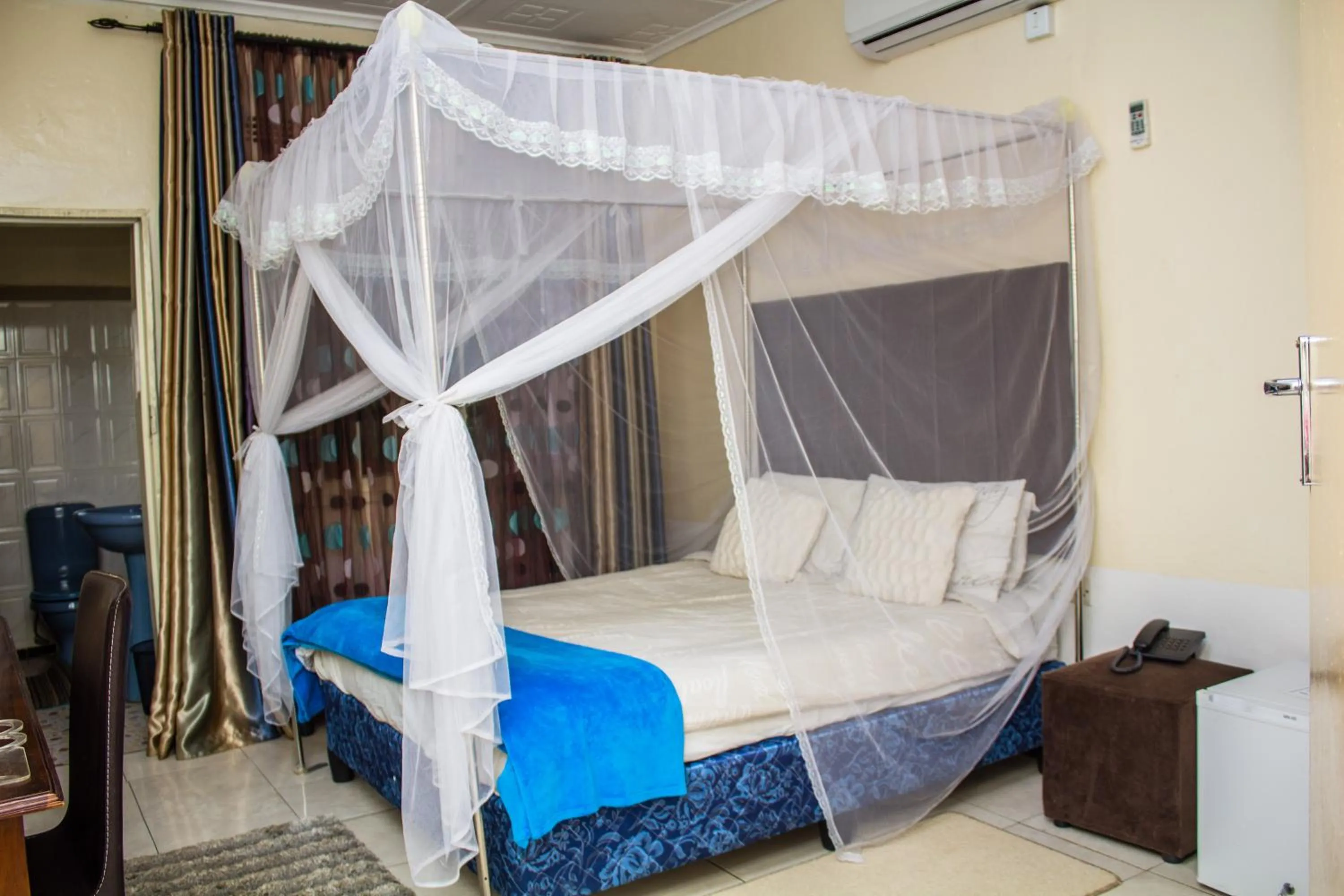 Bed in Rugems Executive Lodge