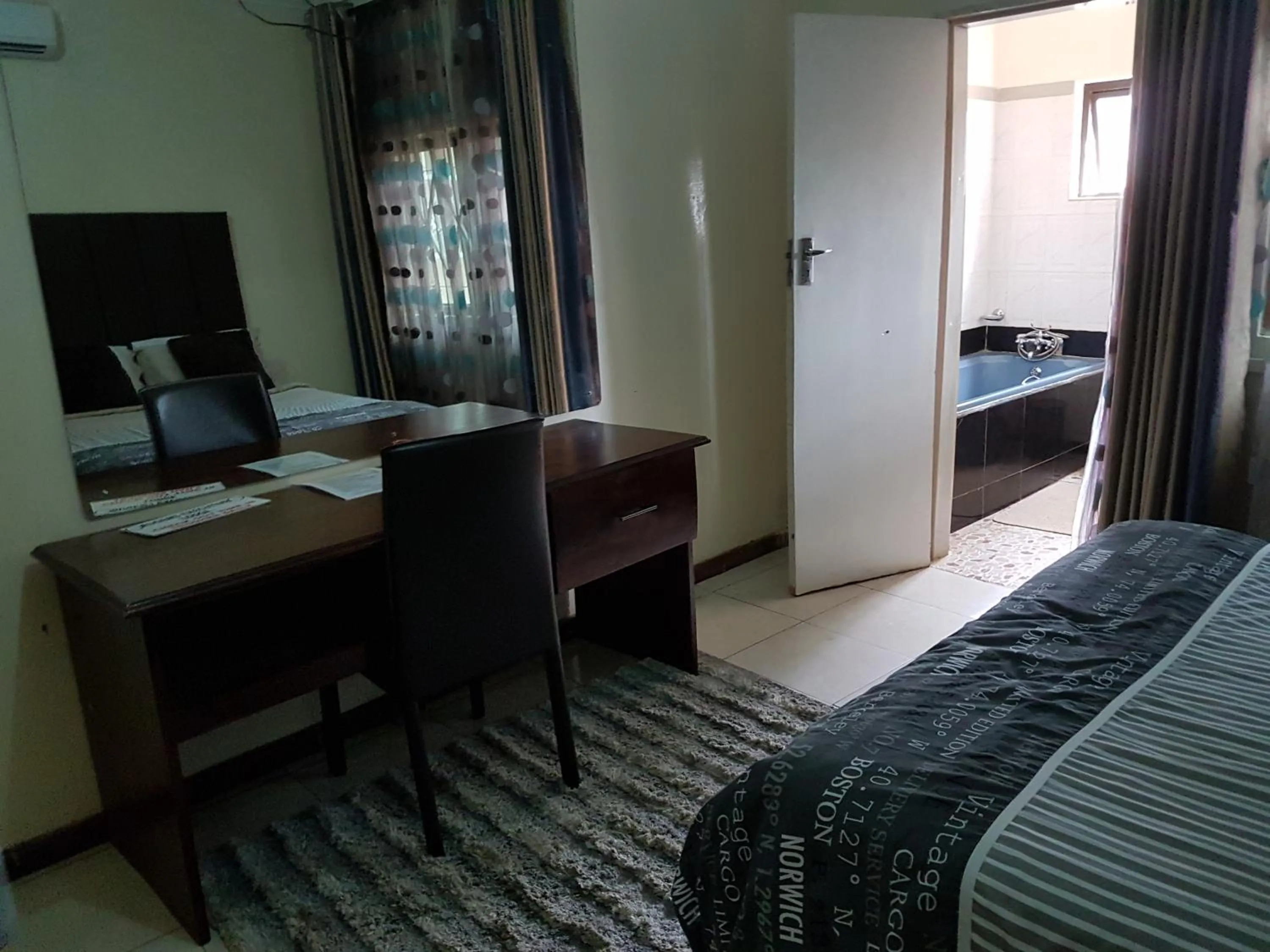 Bed in Rugems Executive Lodge