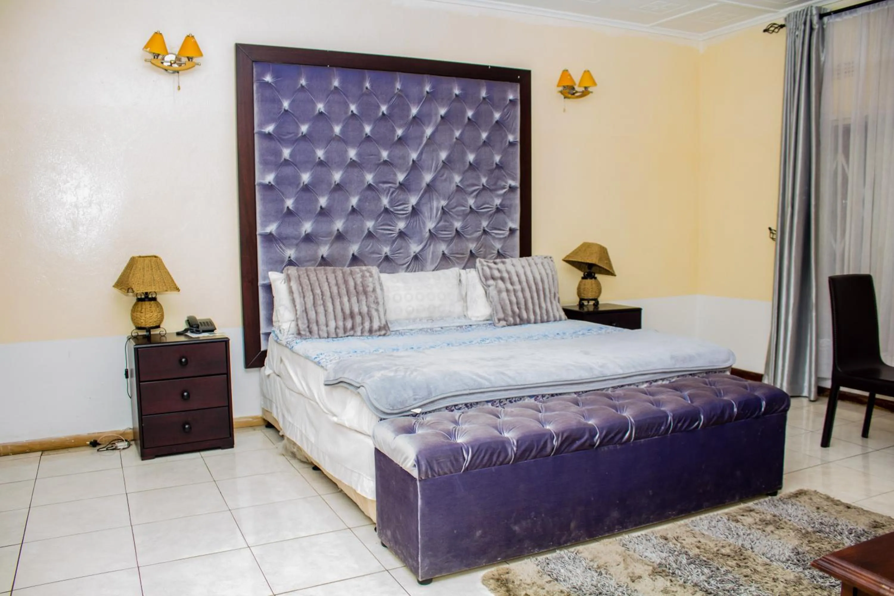 Bed in Rugems Executive Lodge