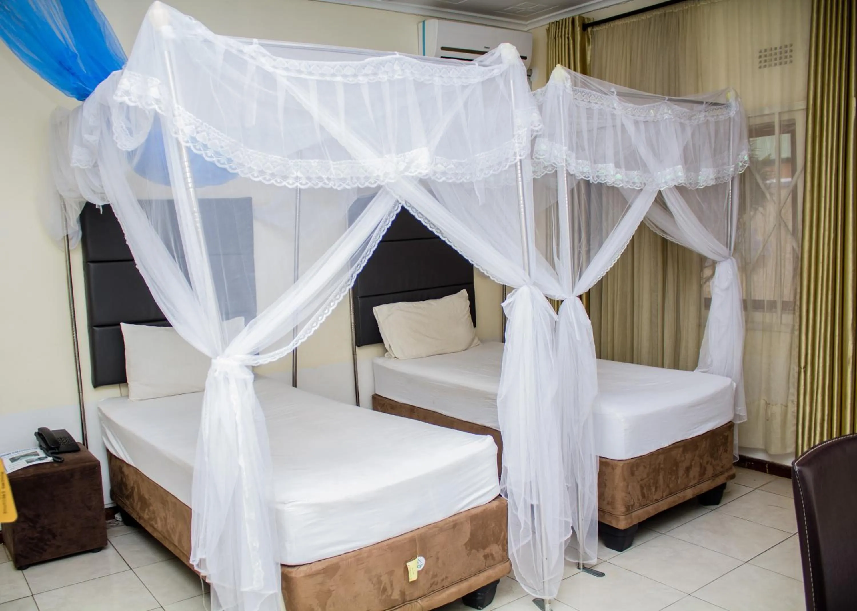 Bed in Rugems Executive Lodge