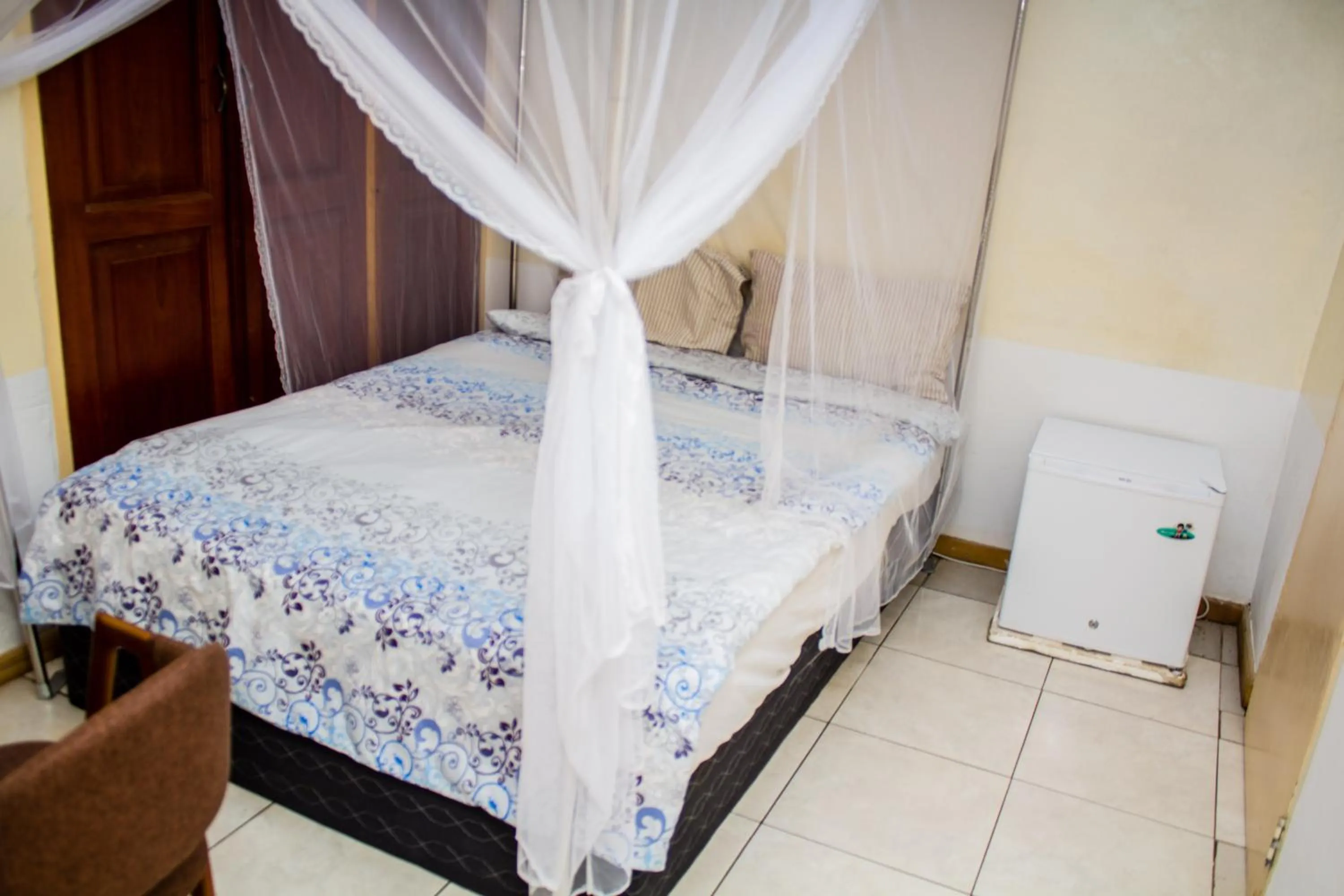 Bed in Rugems Executive Lodge