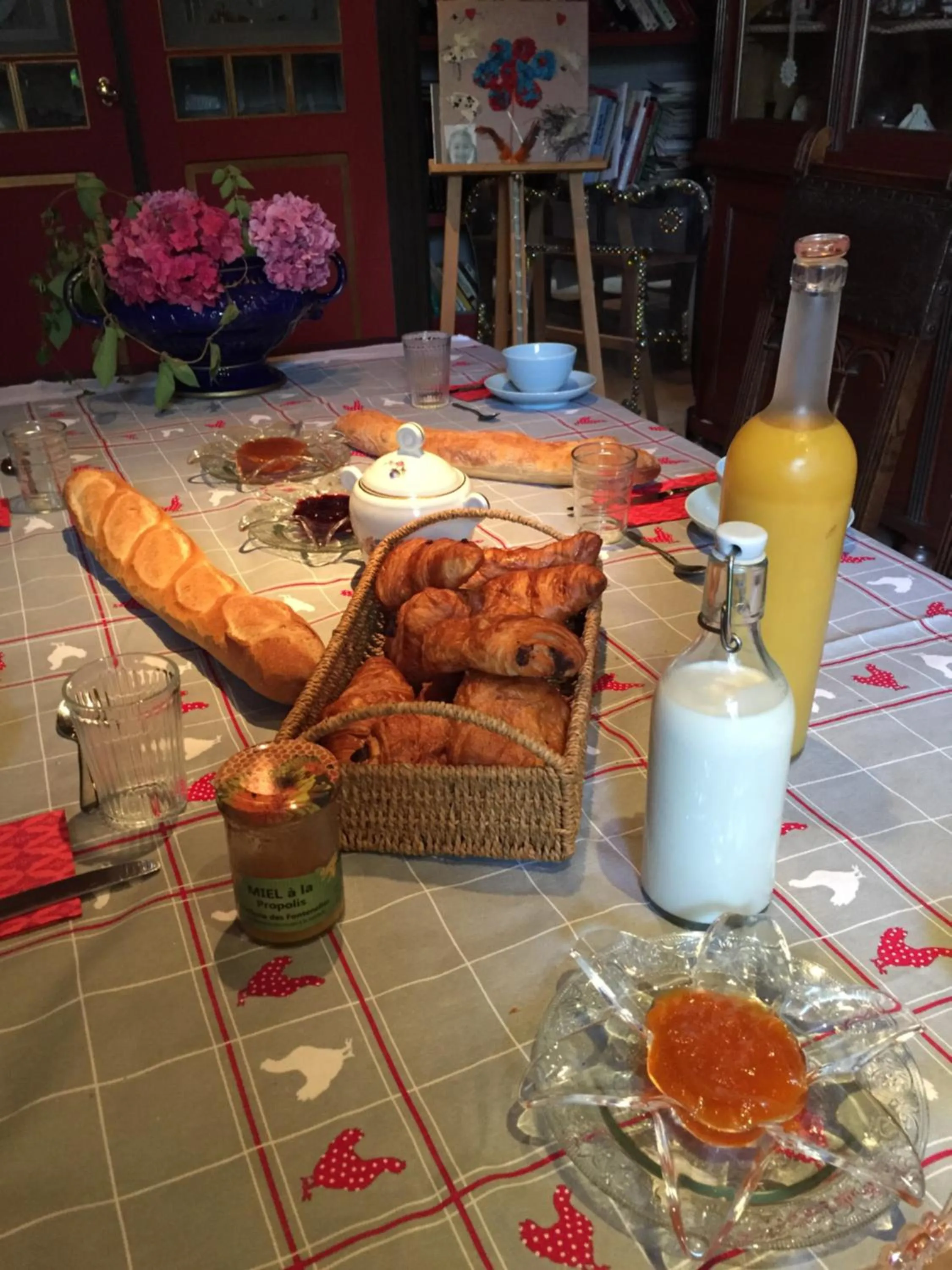 Continental breakfast in Aux Caprices des Dieux