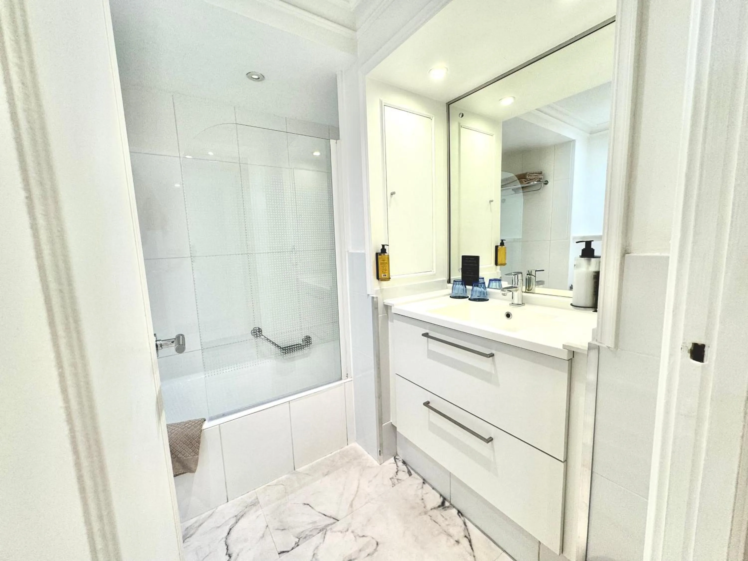 Bathroom in Hôtel Victoria