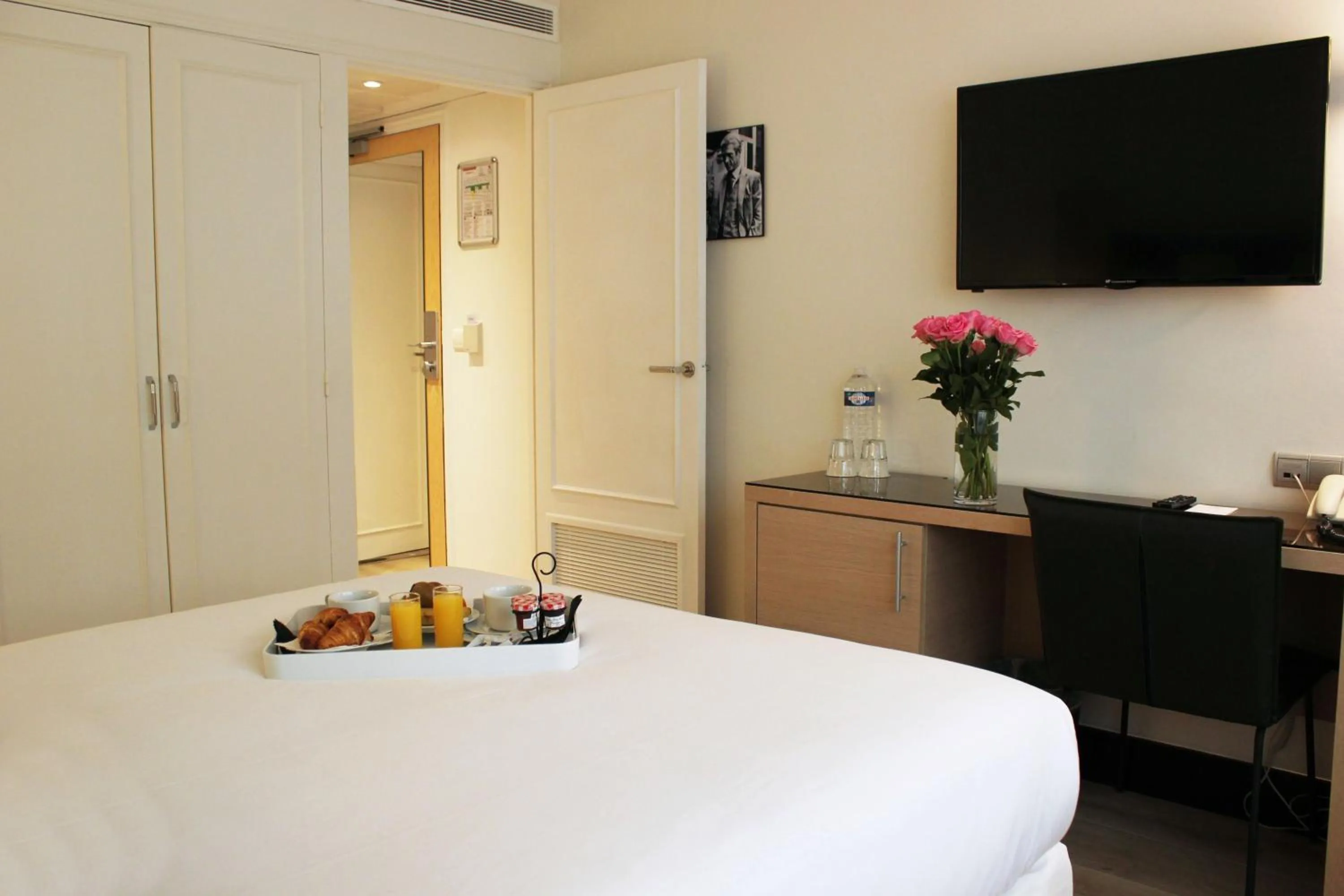 Photo of the whole room, Bed in Hôtel Victoria