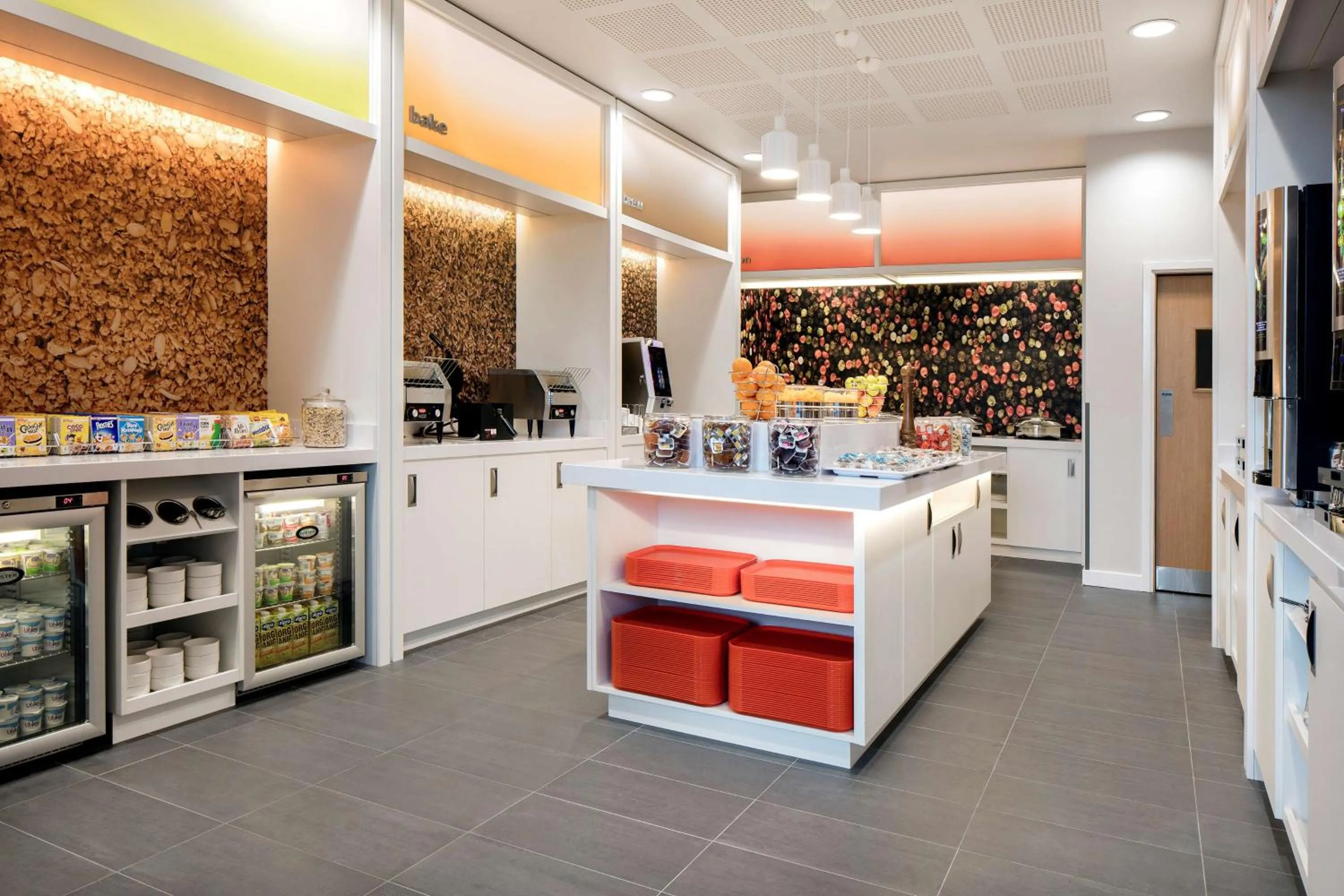 Food and drinks in Hampton By Hilton London Docklands