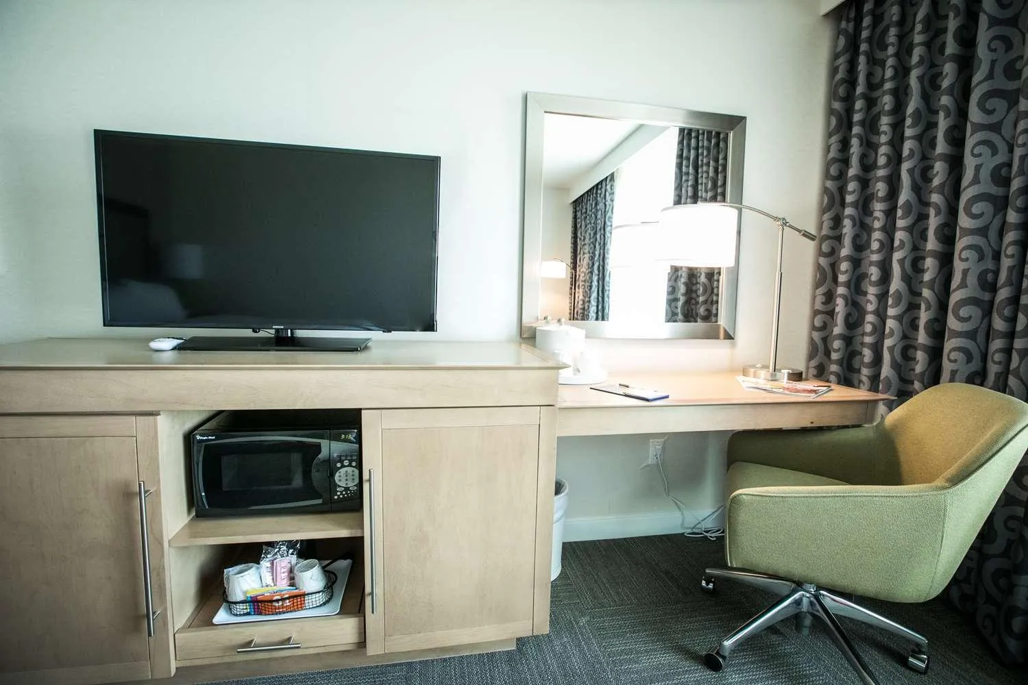 TV and multimedia in Hampton Inn & Suites Tempe/Phoenix Airport, Az