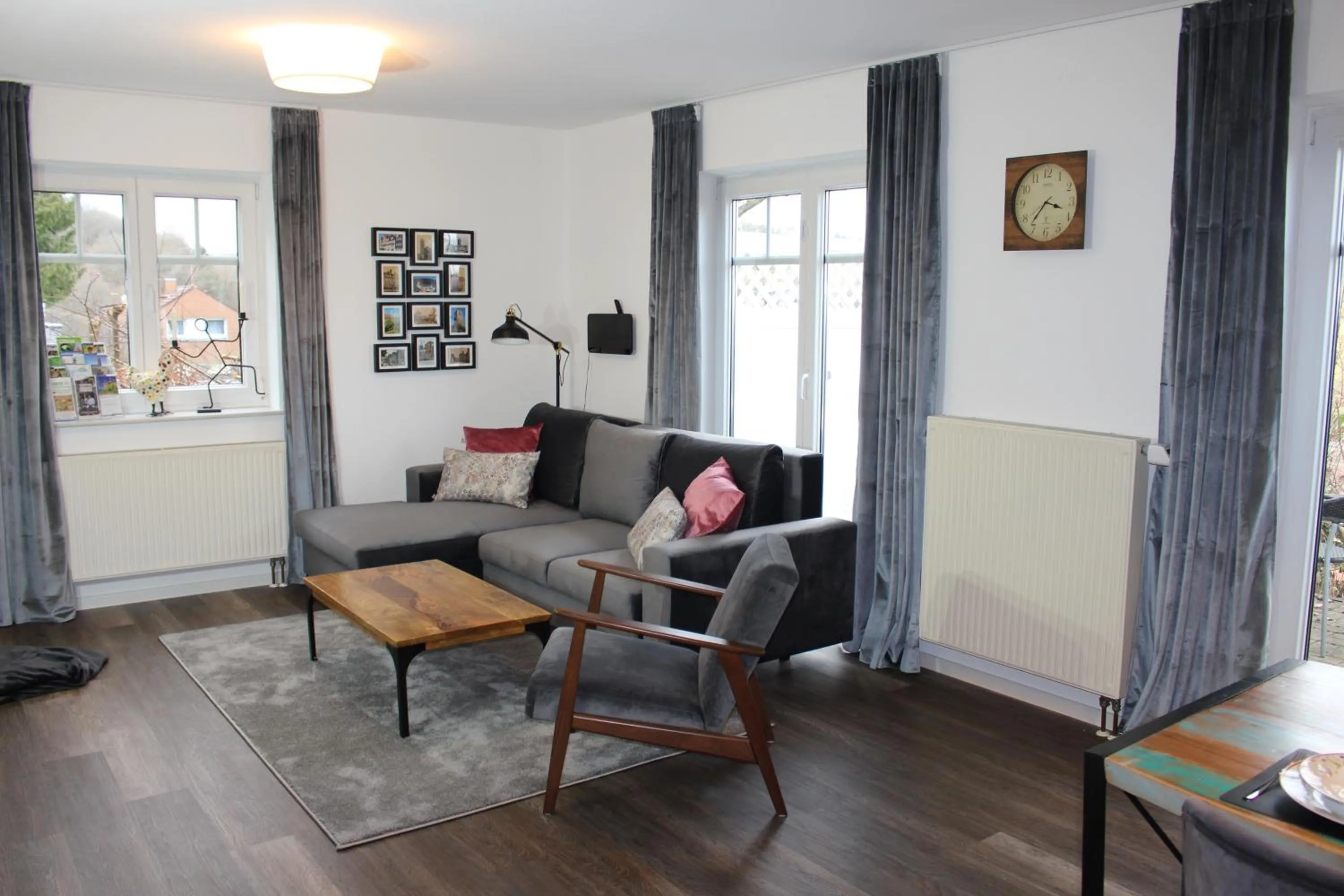 Apartment am Frauenberg - ruhige Lage - Terrasse - Blick ins Tal - Carport mit Wallbox - Self-Check-in - schnelles WLAN