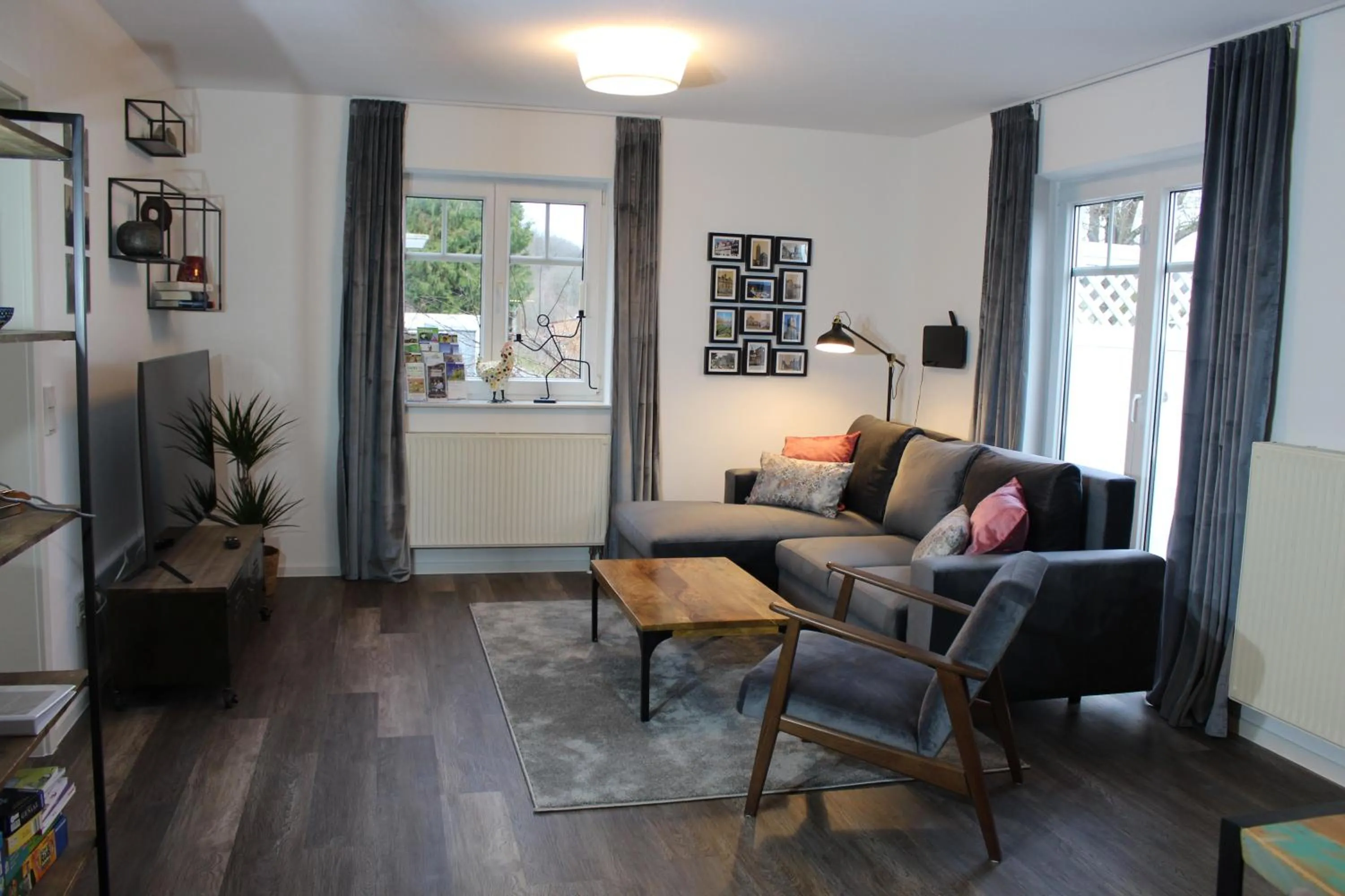 Apartment am Frauenberg - ruhige Lage - Terrasse - Blick ins Tal - Carport mit Wallbox - Self-Check-in - schnelles WLAN