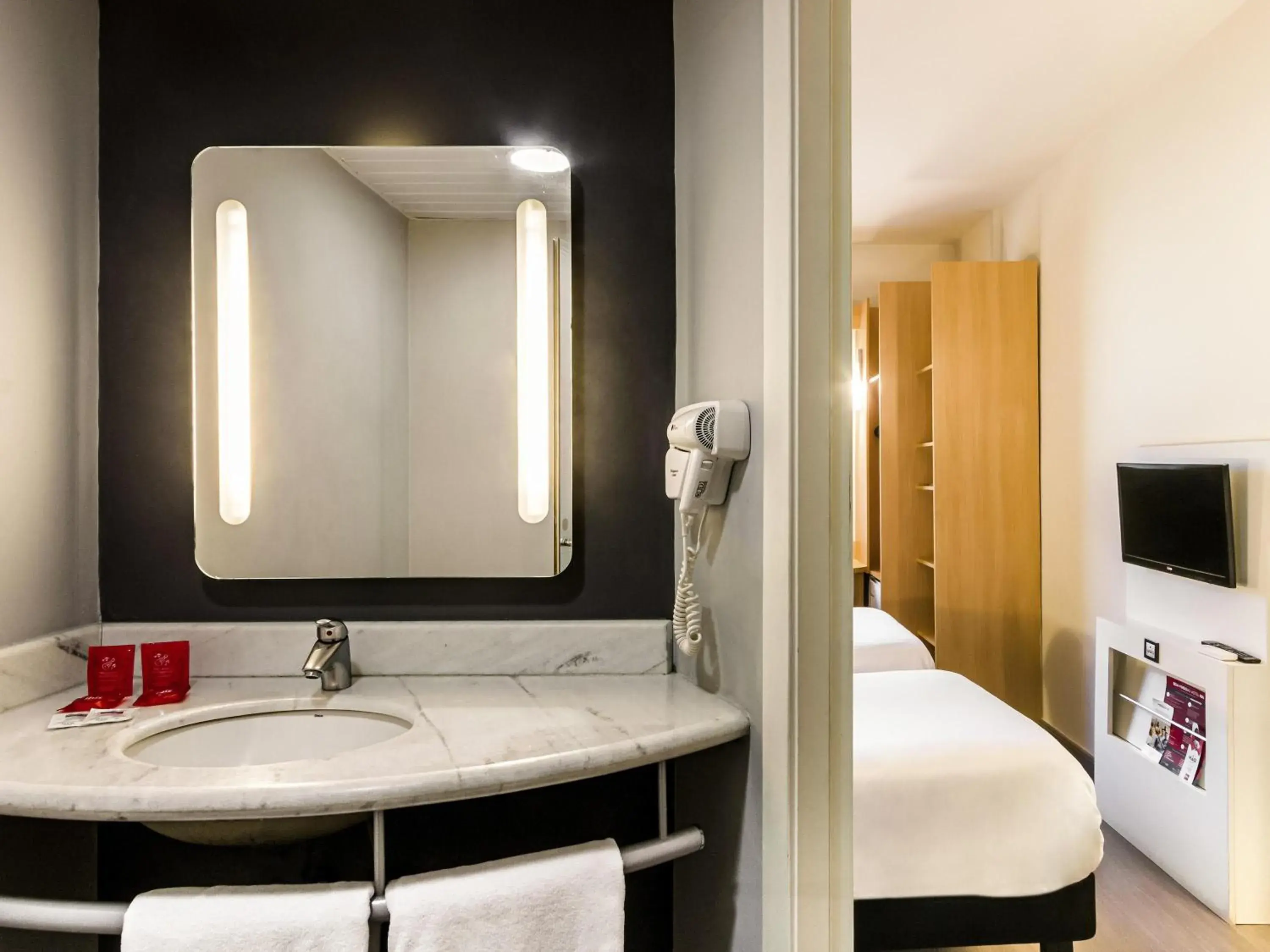 Bedroom, Bed in ibis Uberaba Bedroom, Bed in ibis Uberaba