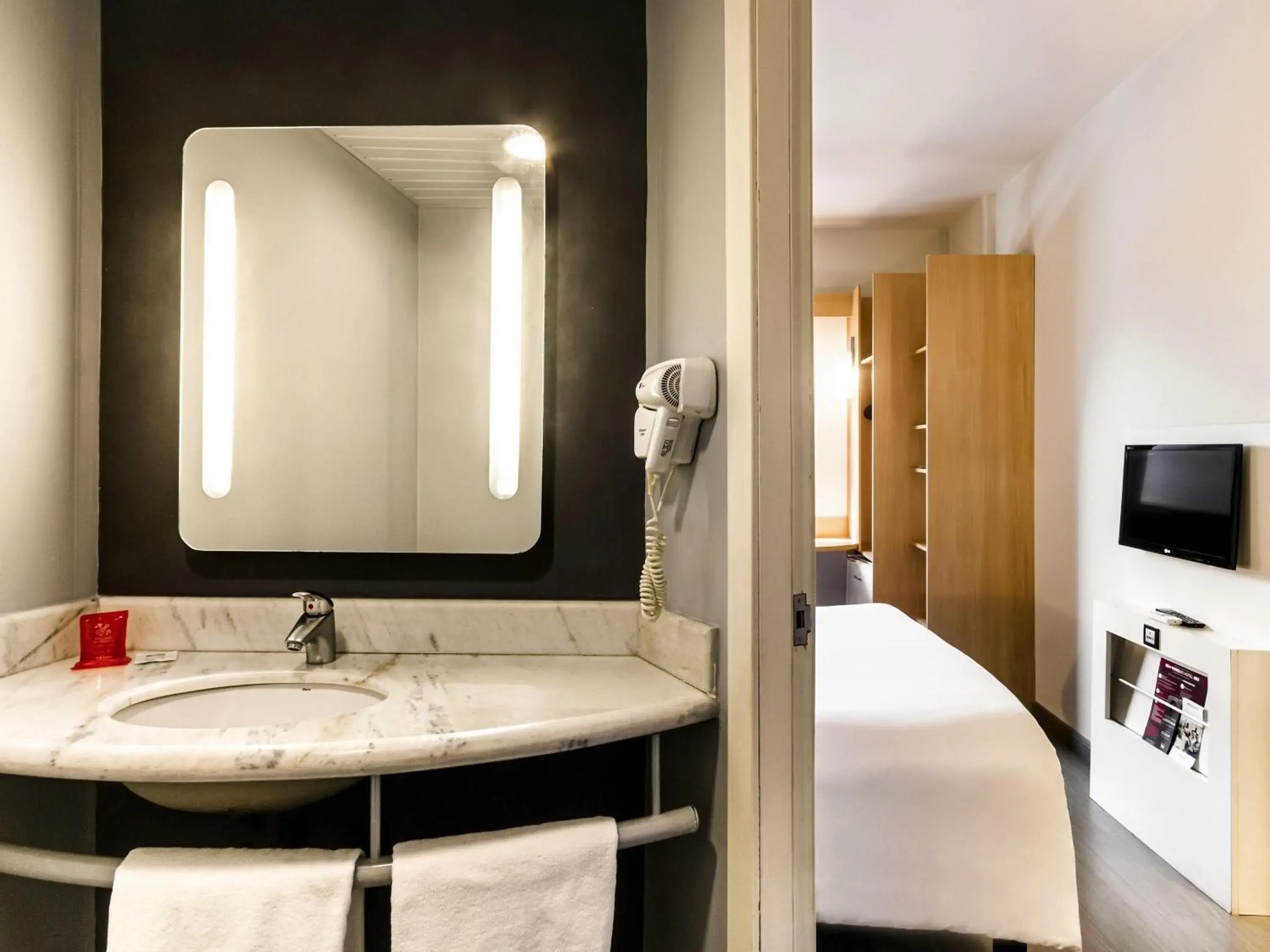 Bedroom, Bed in ibis Uberaba Bedroom, Bed in ibis Uberaba