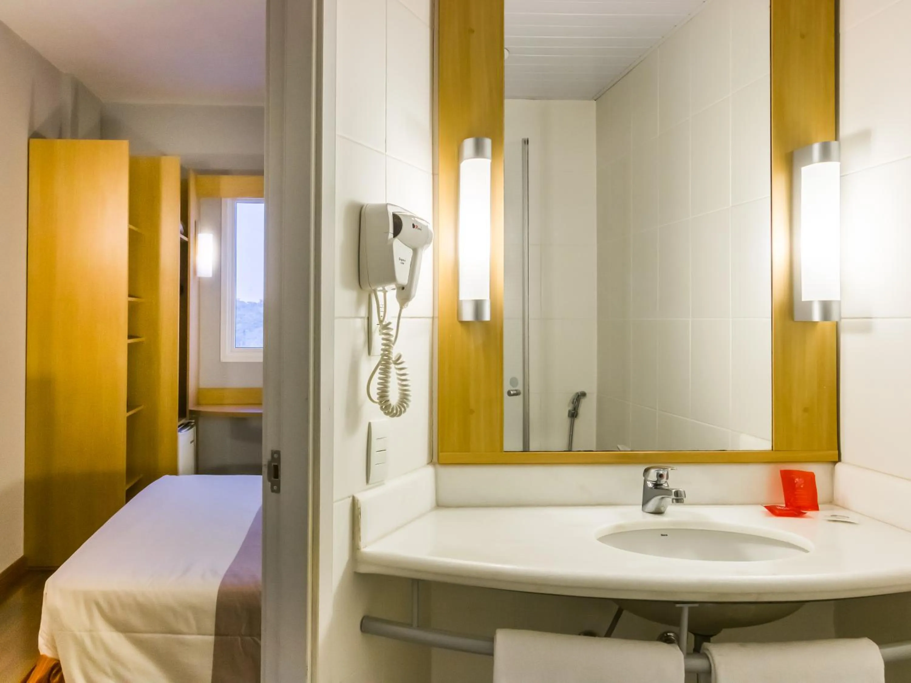 Bathroom, Bed in ibis Jaboticabal