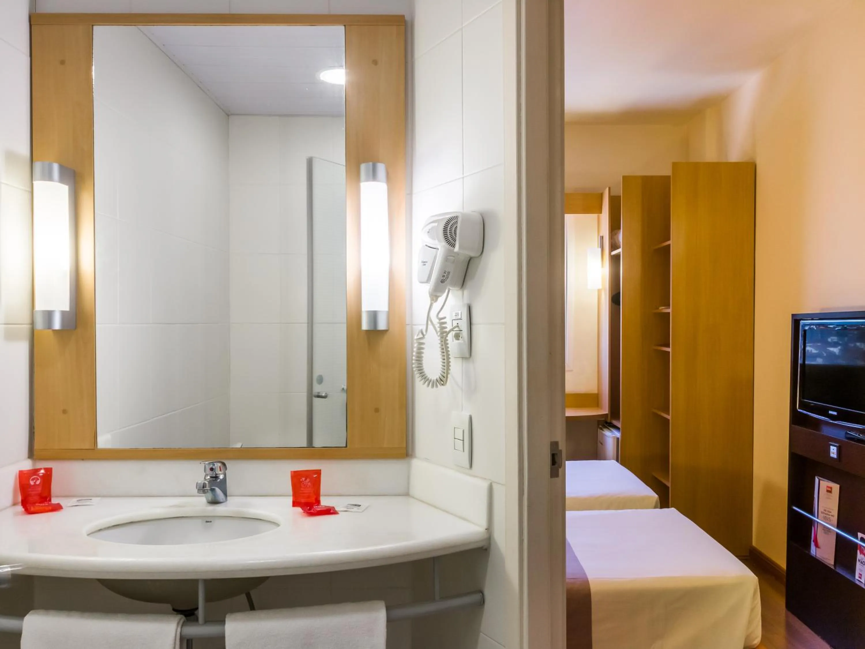 Bathroom, Bed in ibis Jaboticabal