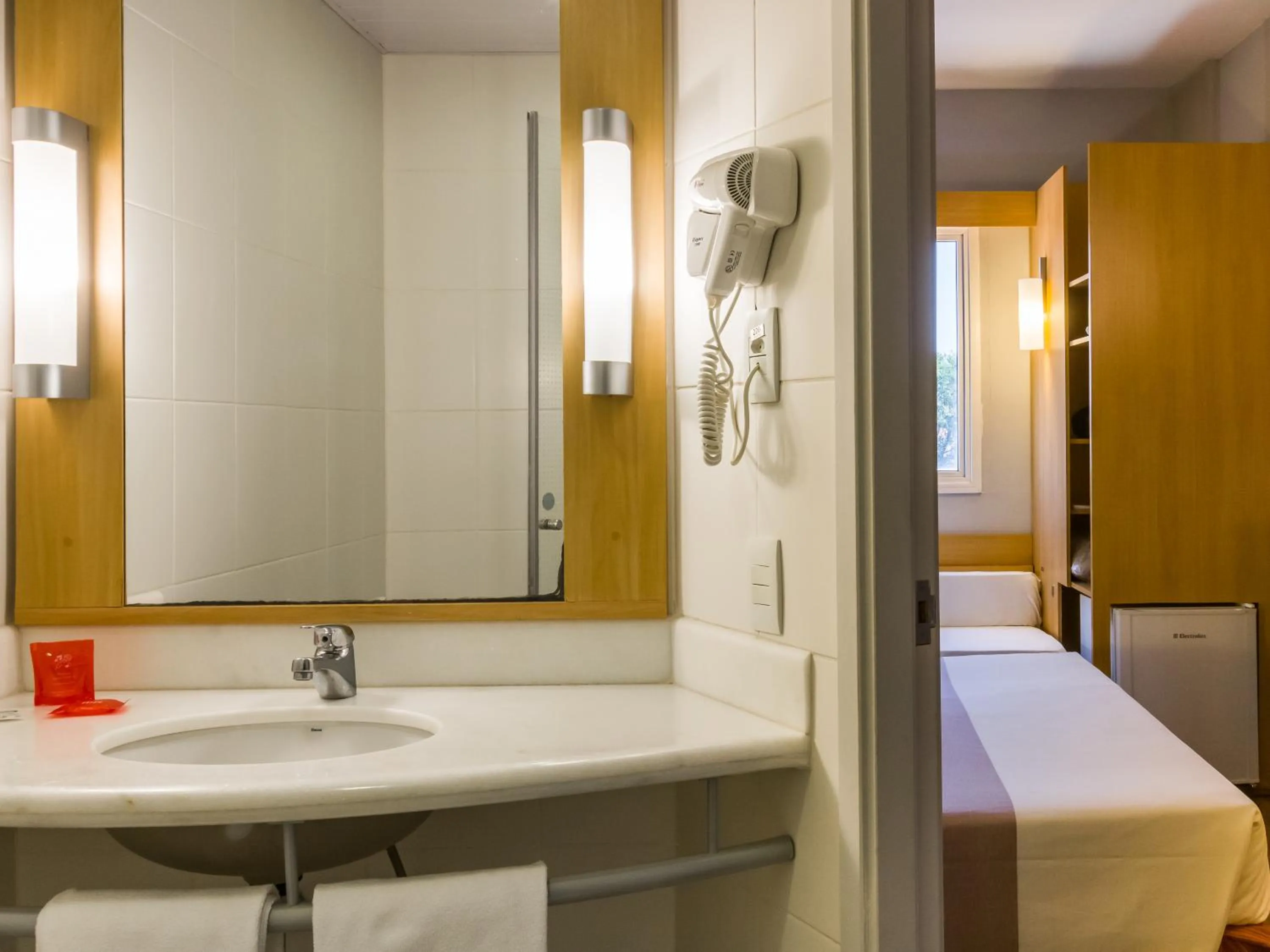 Bathroom, Bed in ibis Jaboticabal