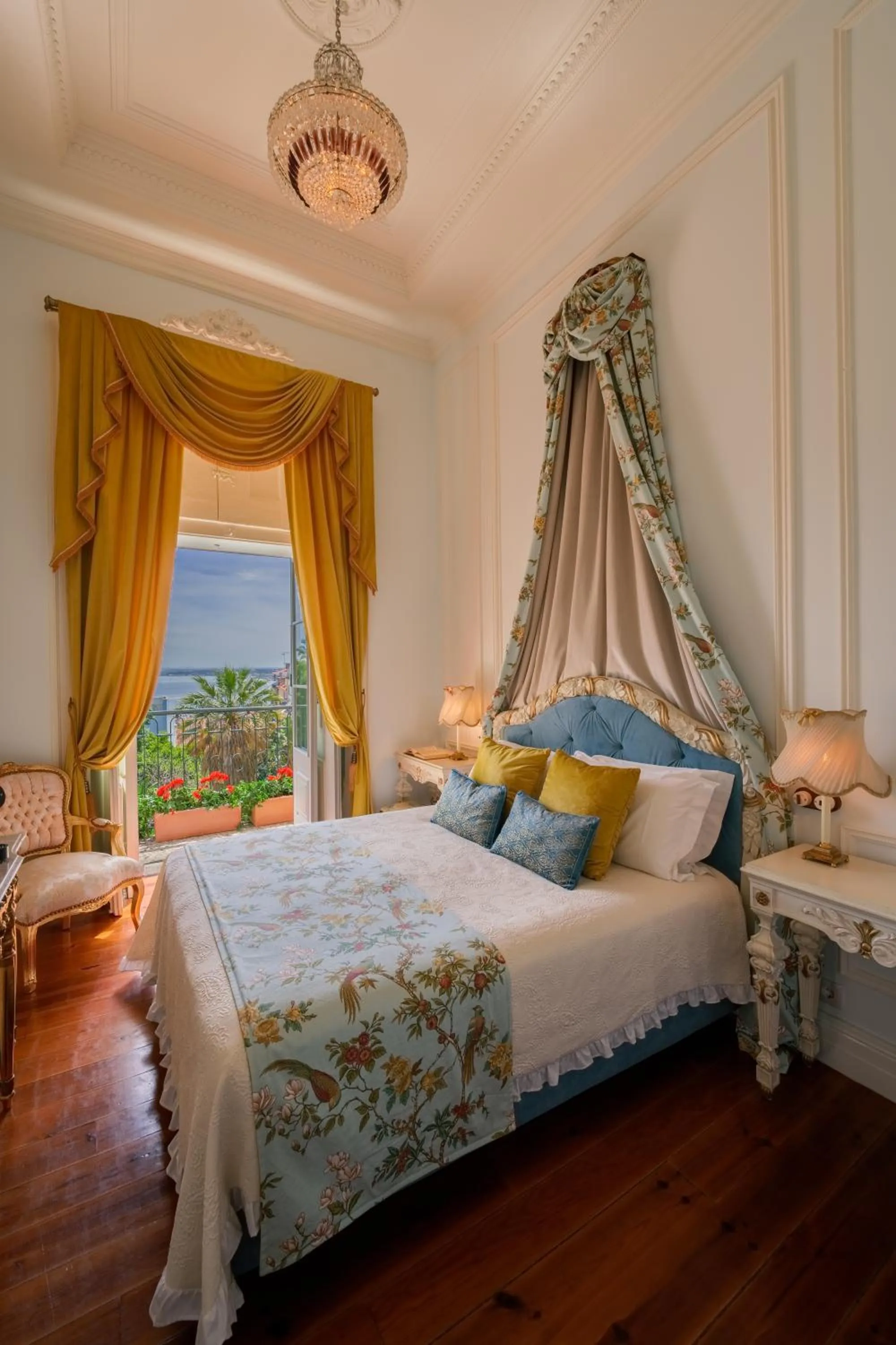 Superior Double Room with Balcony and City and River View in Palácio das Especiarias