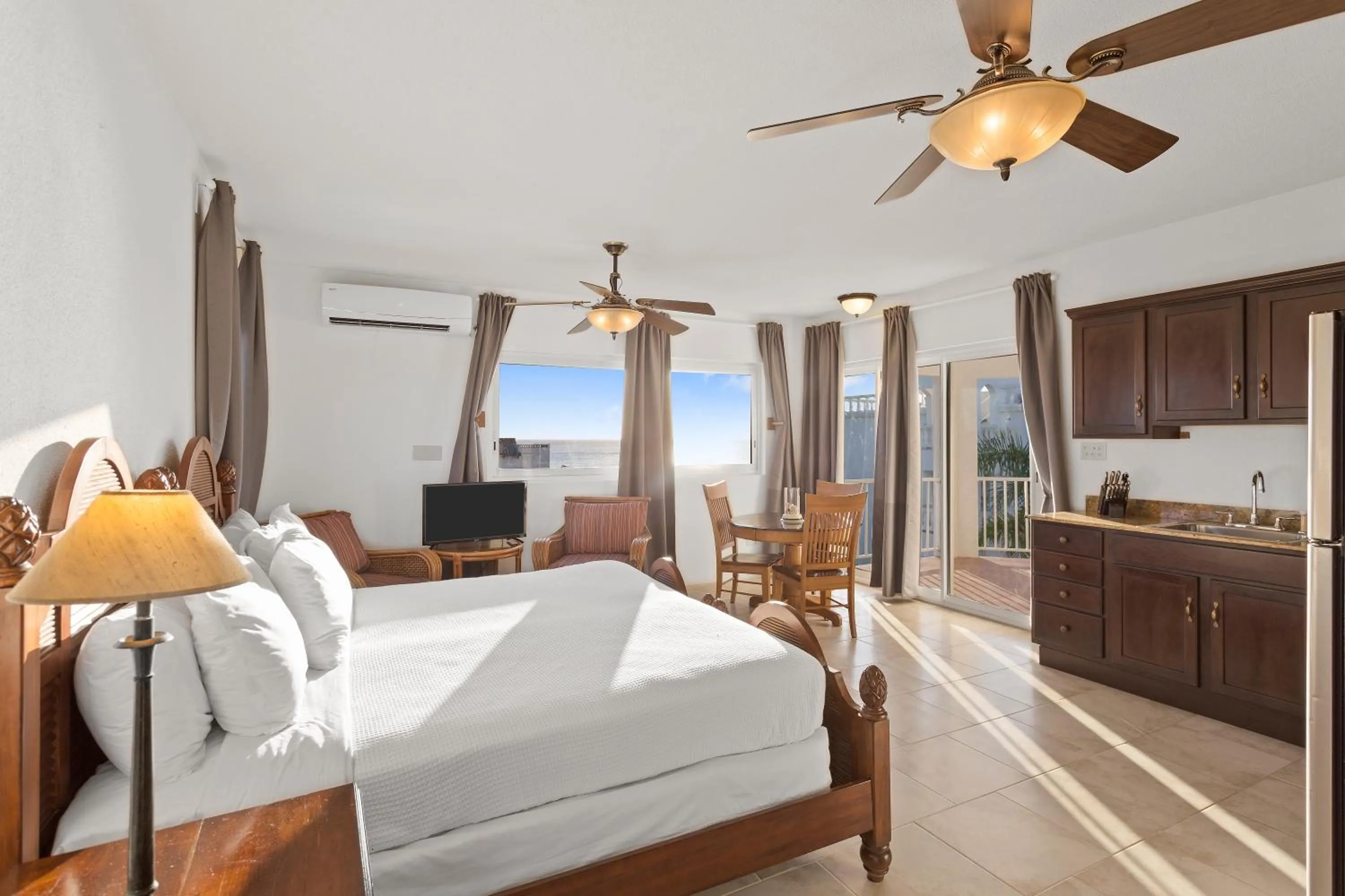 Photo of the whole room, Bed in Turtle's Nest Beach Resort