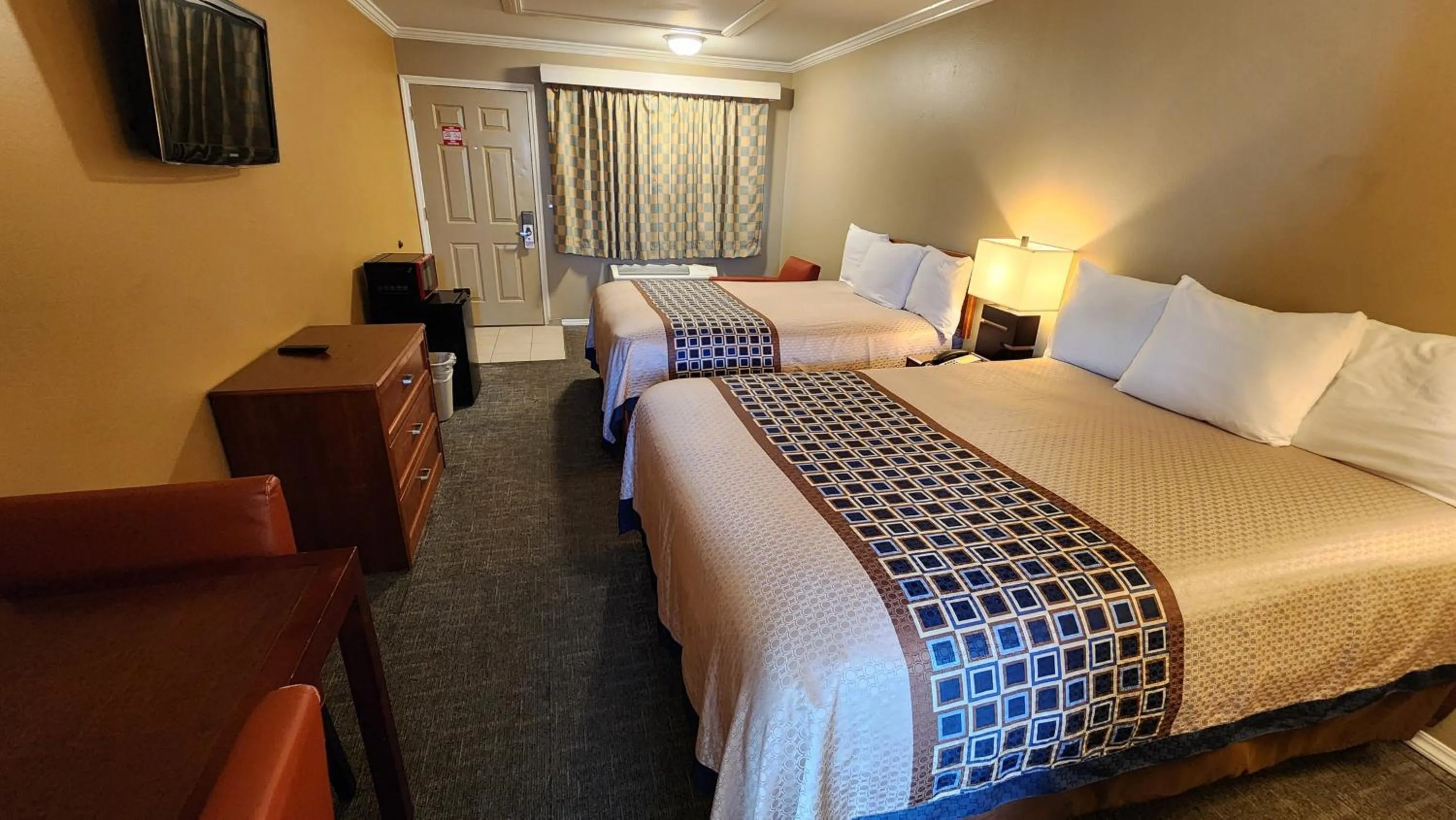 Bed in Welcome Everett Inn