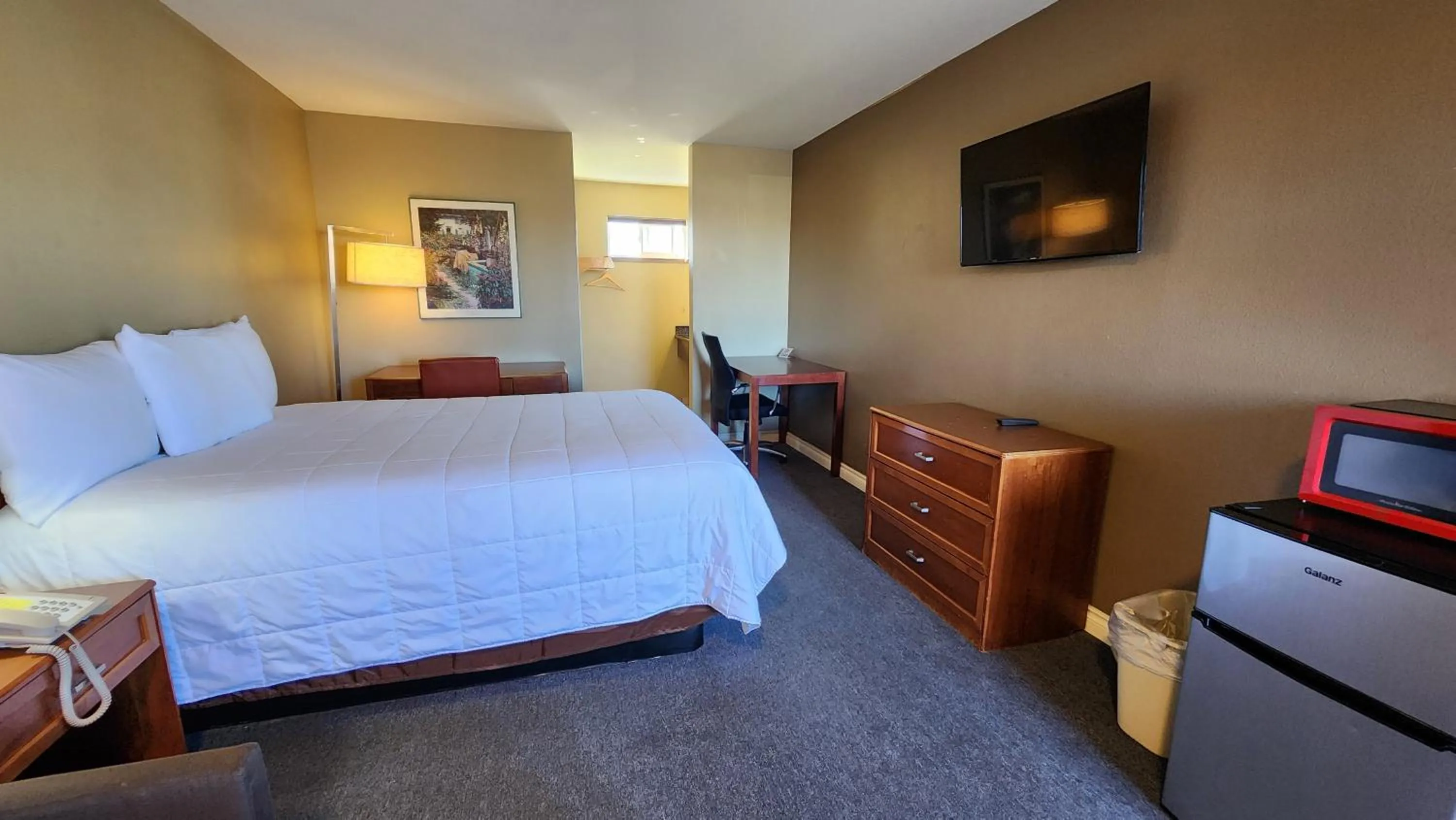 Bed in Welcome Everett Inn