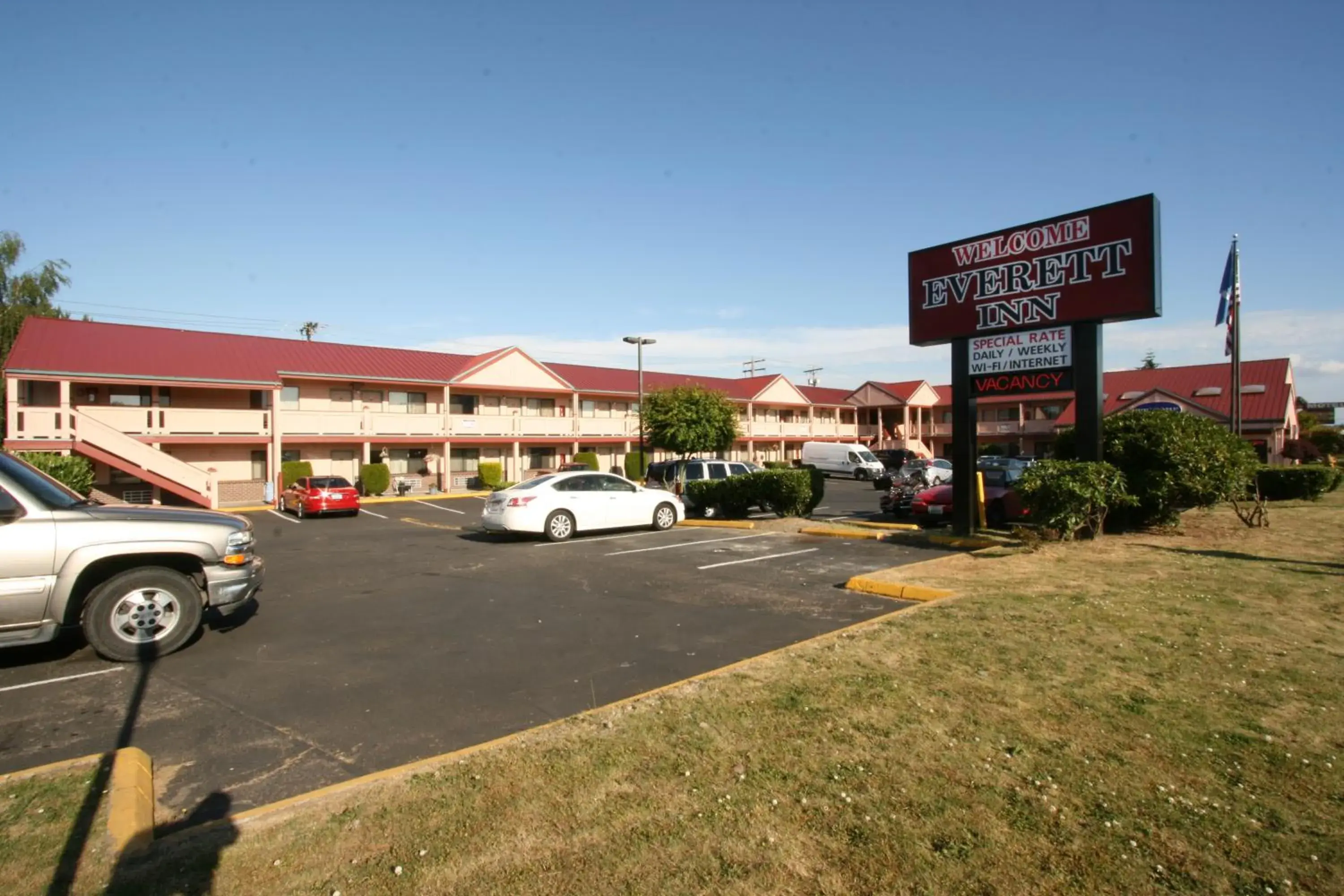 Parking, Property Building in Welcome Everett Inn