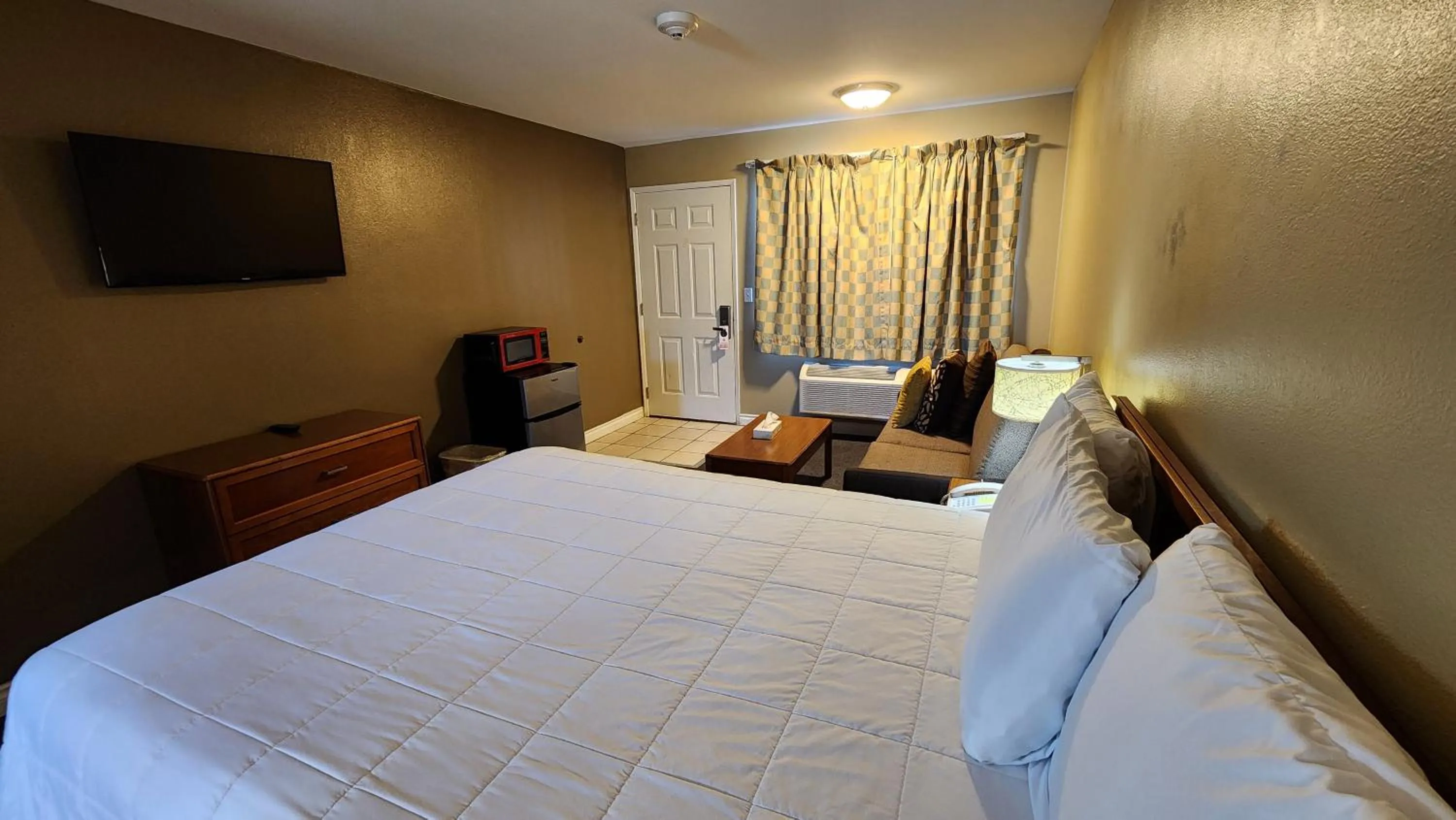 Bed in Welcome Everett Inn