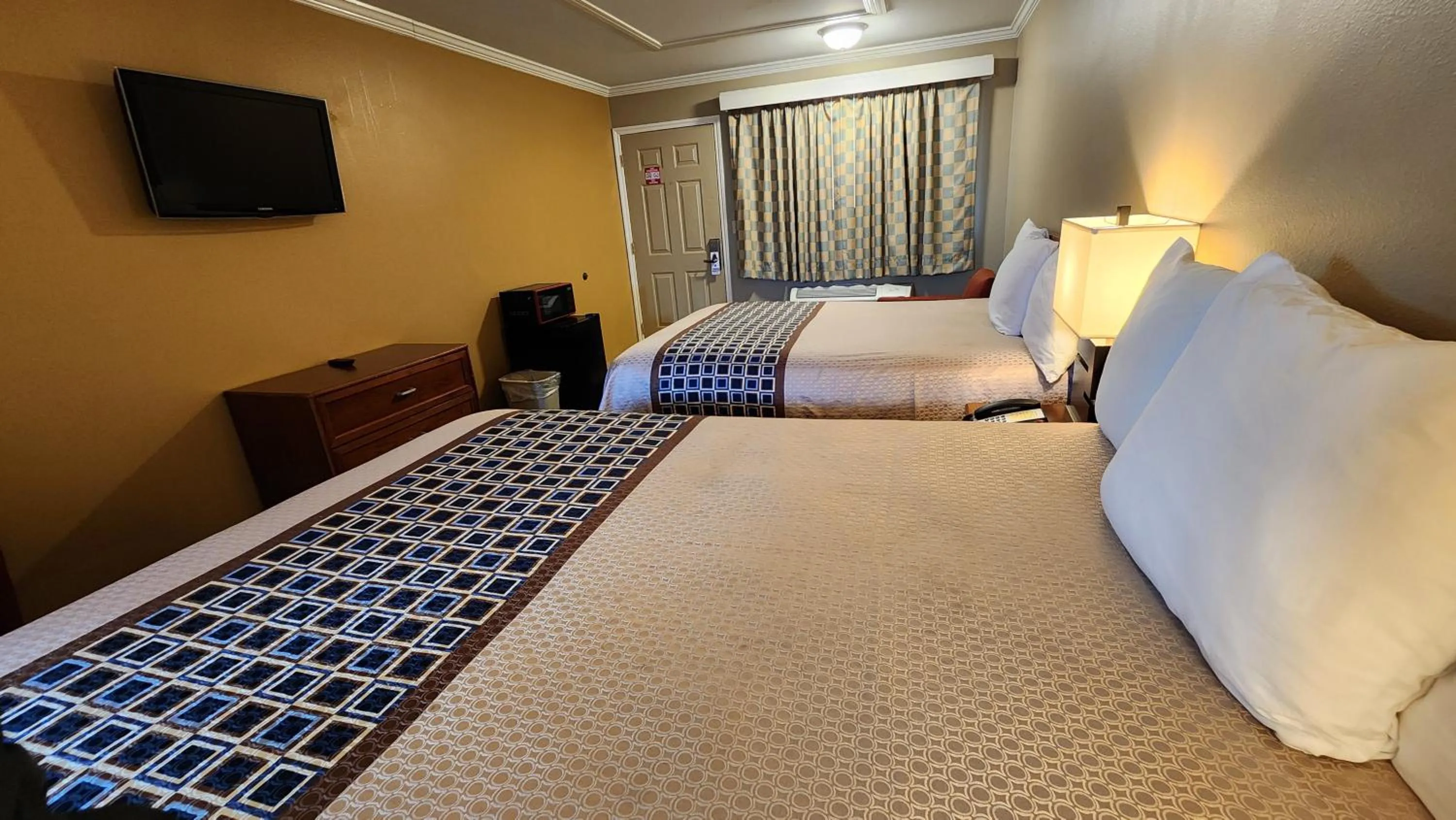 Bed in Welcome Everett Inn