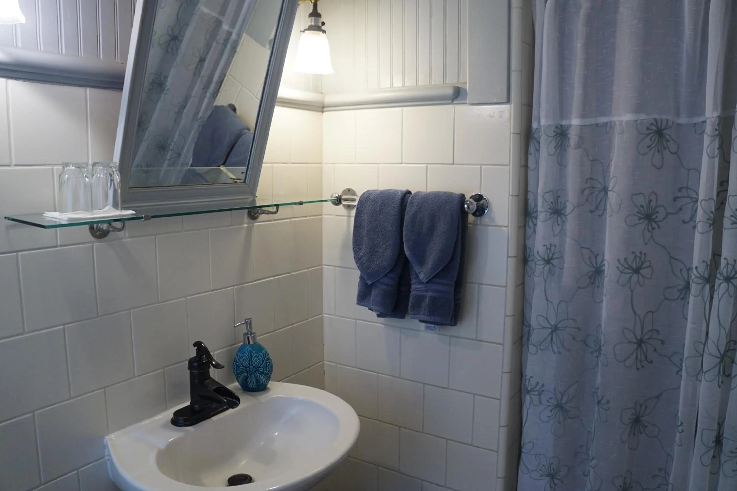 Bathroom in Manoa Valley Inn