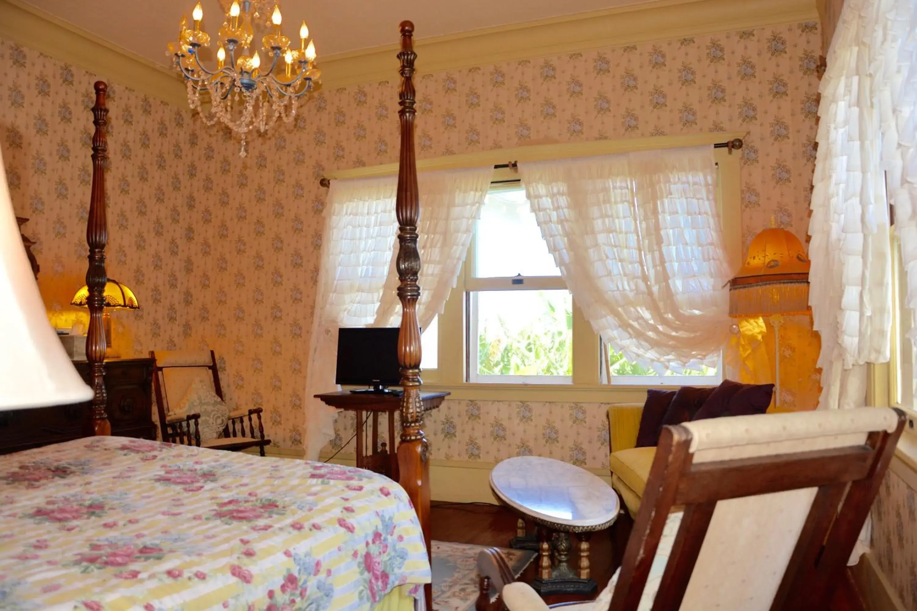 Double Room with Private Bathroom in Manoa Valley Inn Double Room with Private Bathroom in Manoa Valley Inn