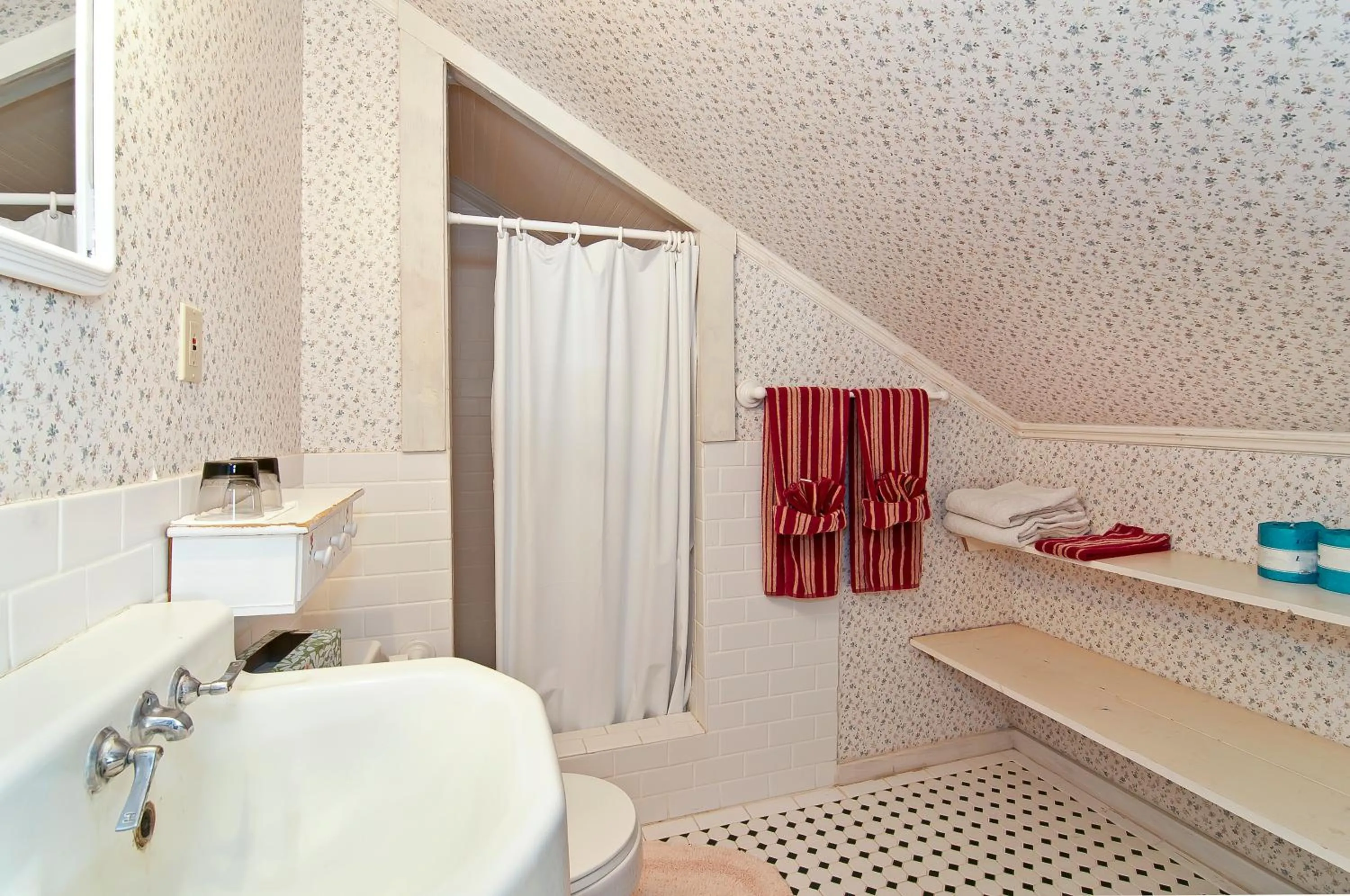 Bathroom in Manoa Valley Inn