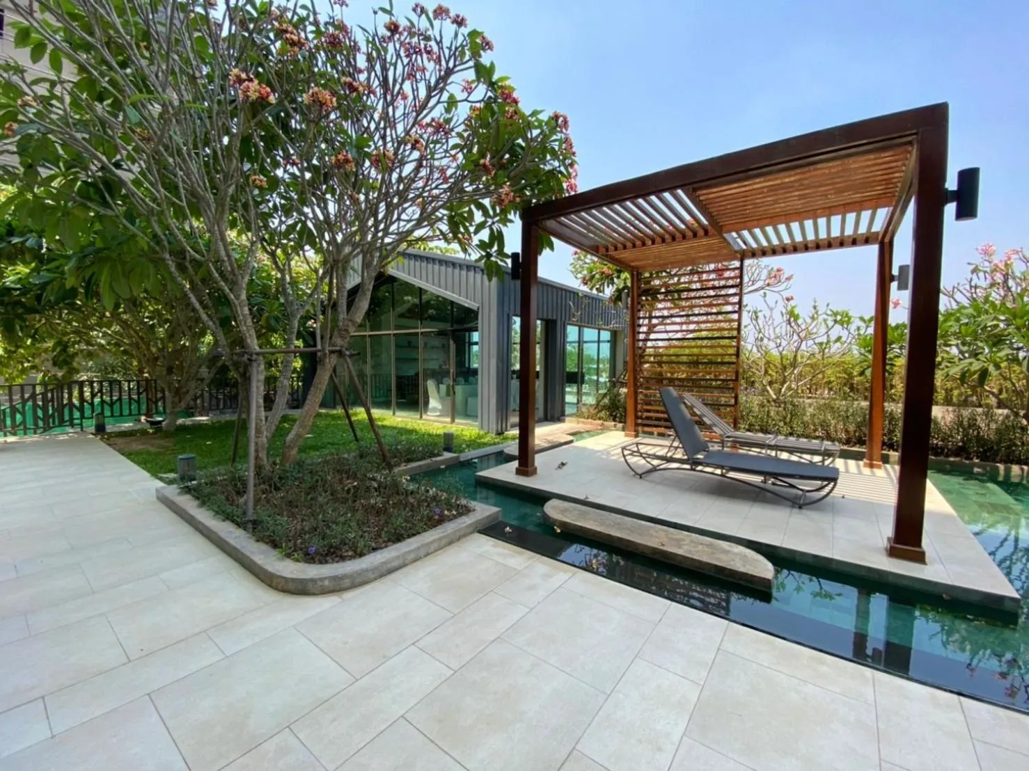 Swimming pool in The Garden 304