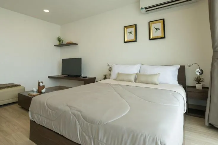 Bedroom, Bed in The Garden 304