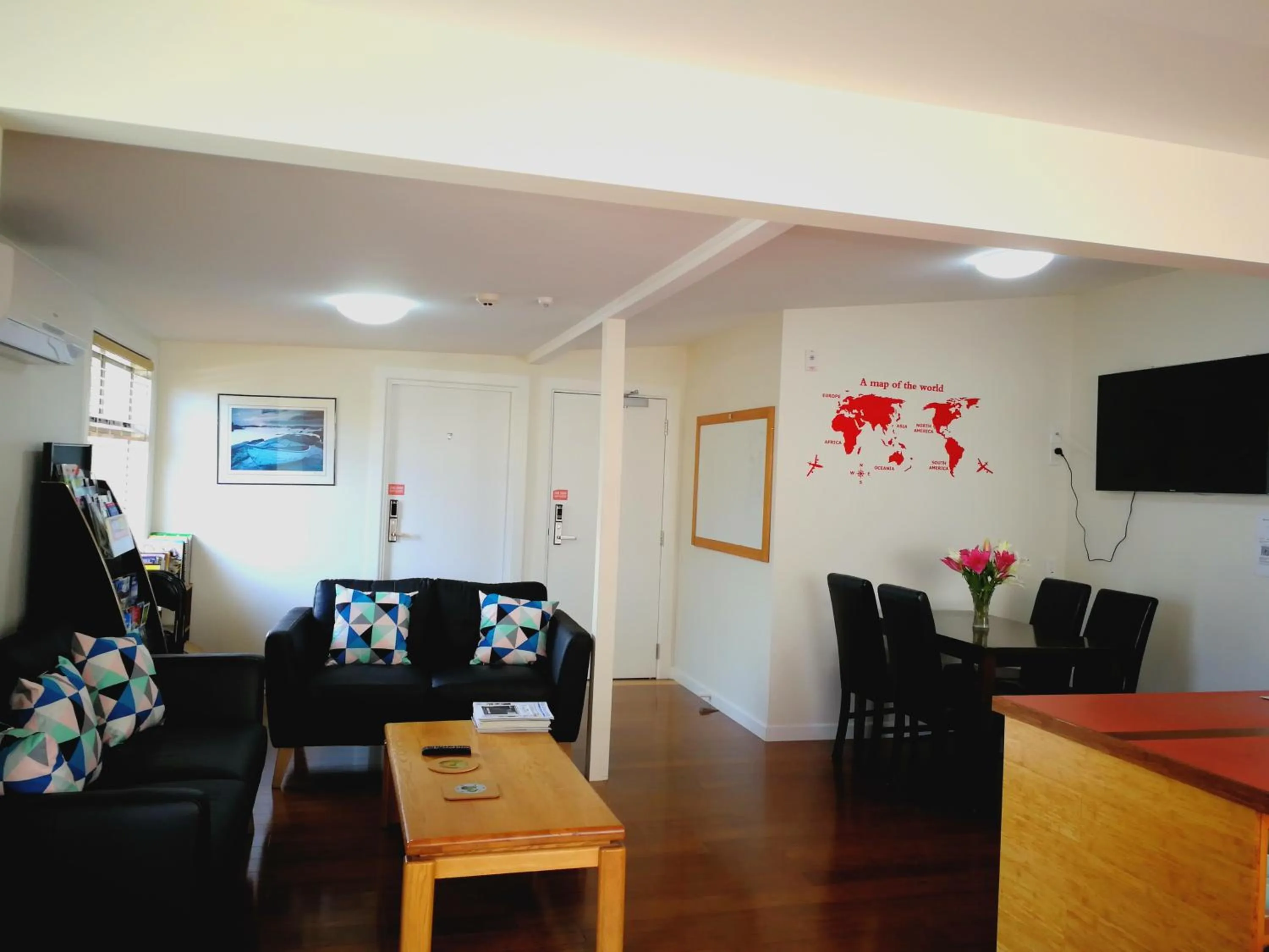 Communal lounge/ TV room in Oxford Queenette Backpackers