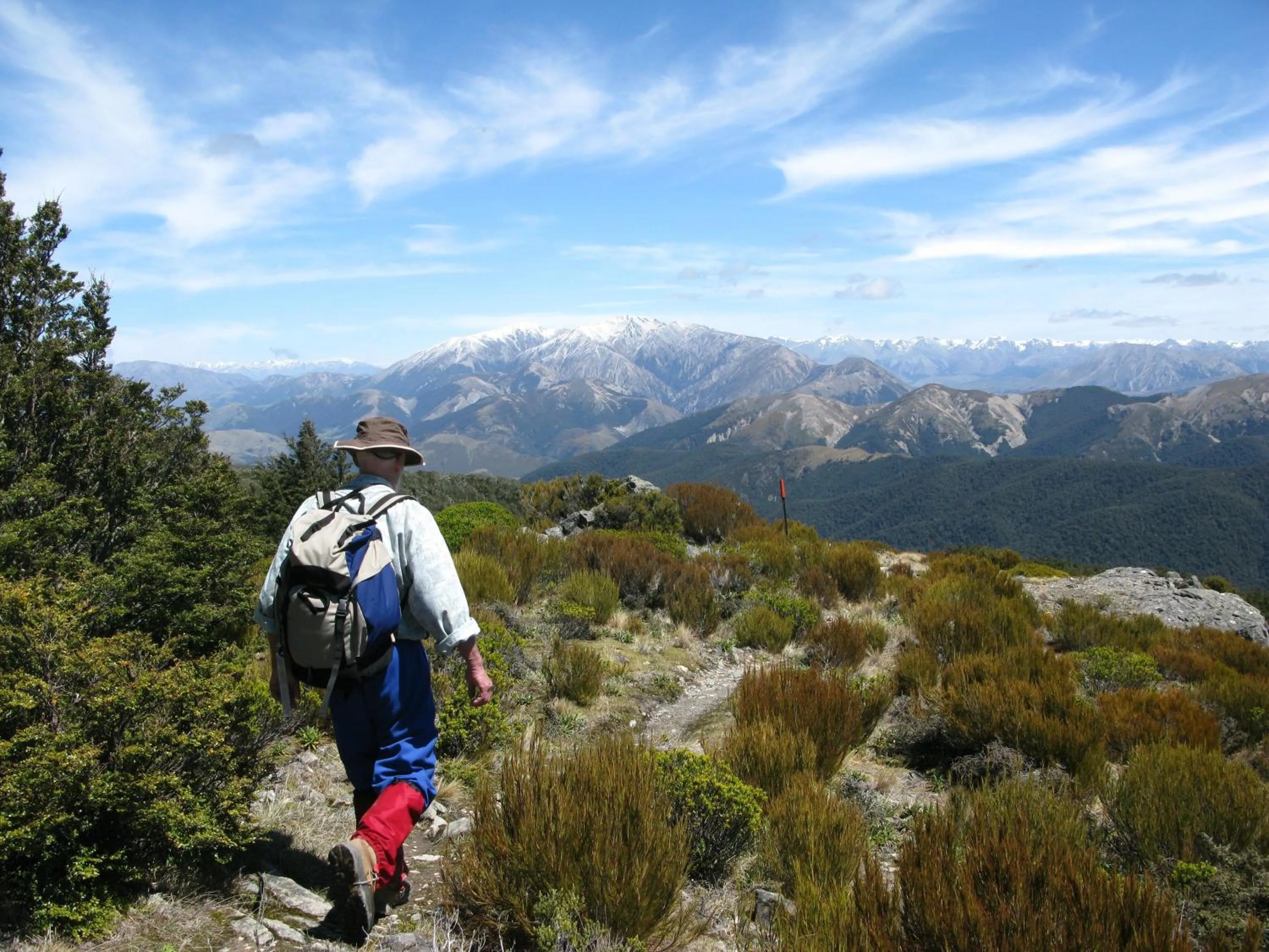 Hiking in Oxford Queenette Backpackers