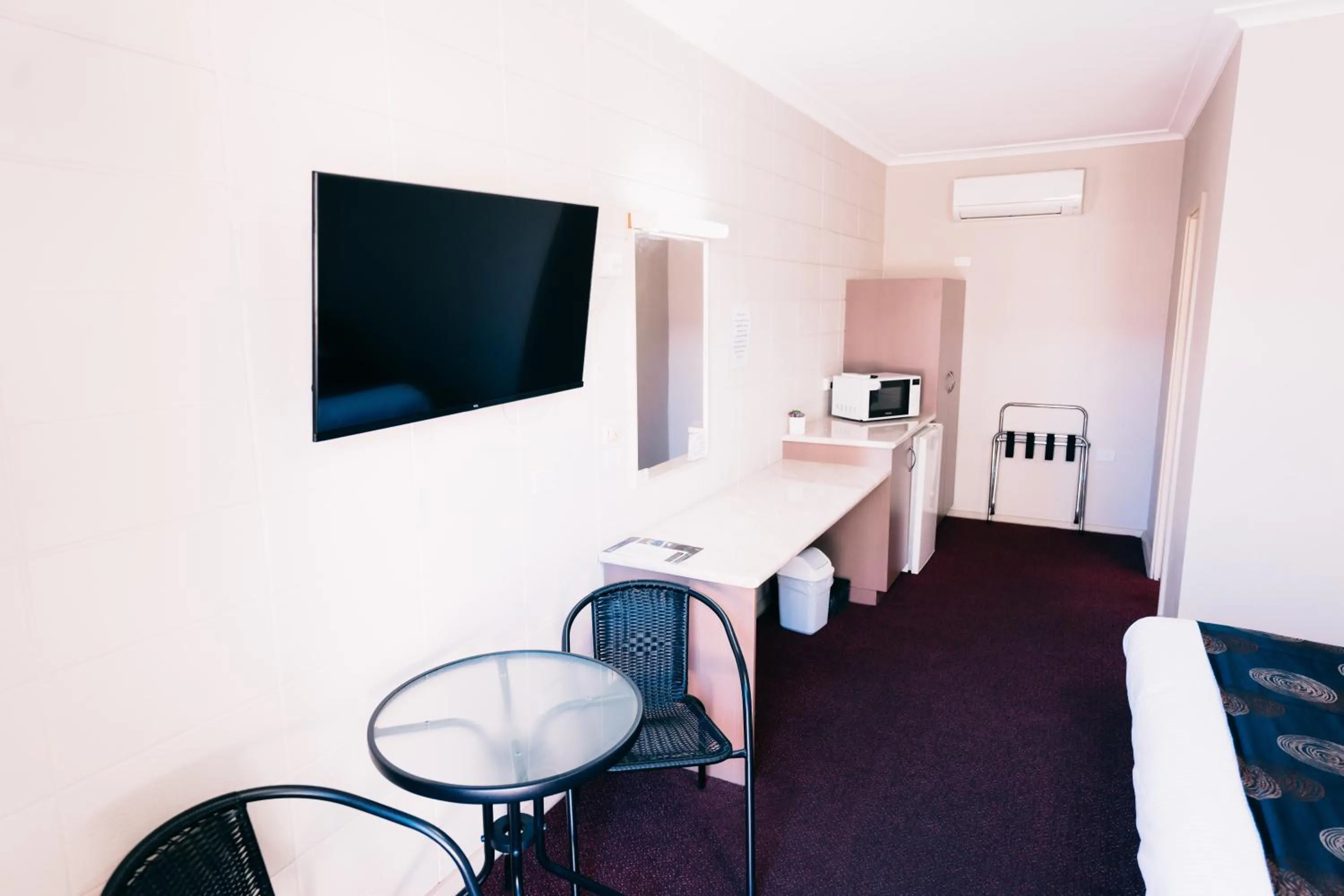 Bed in Motel Poinsettia