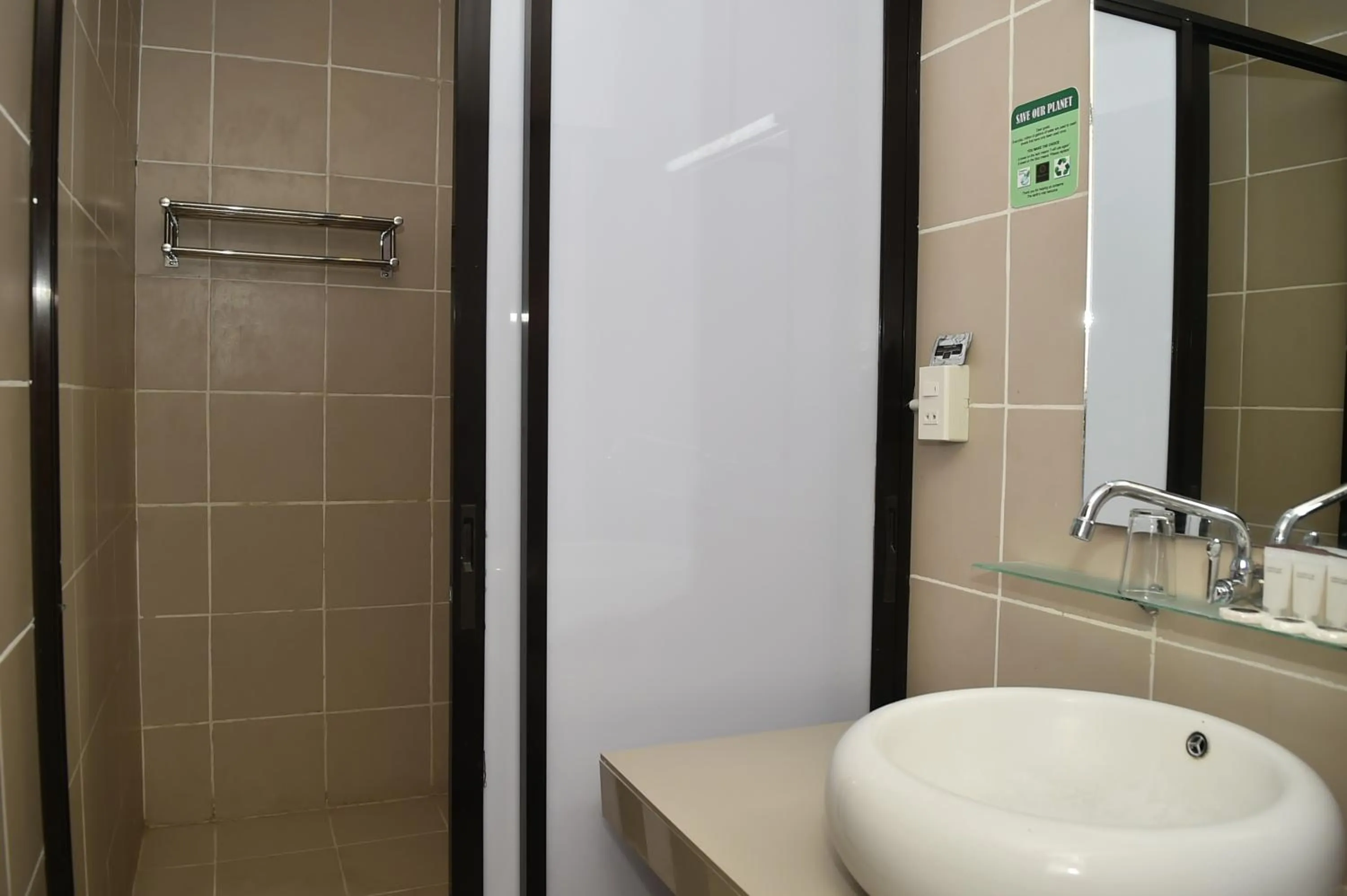 Toilet in Columbus Plaza Hotel