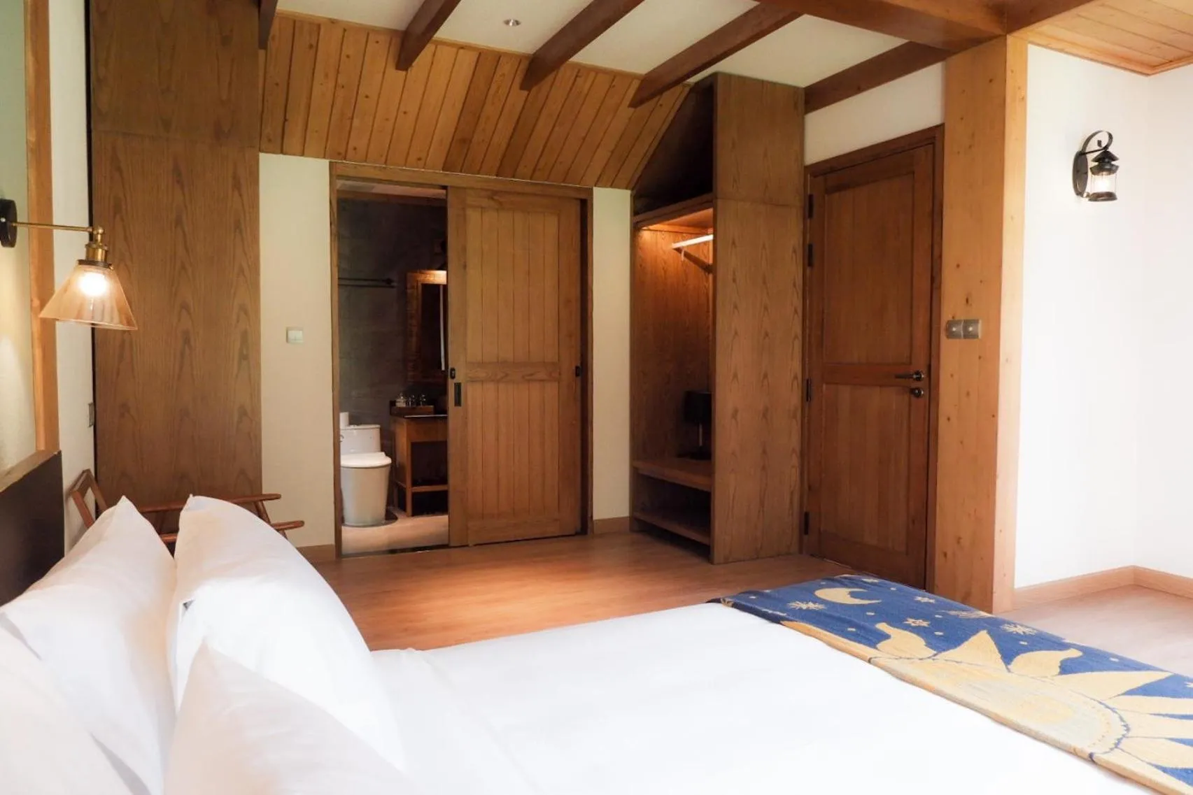 Bed in LAAN Retreat-DaLat