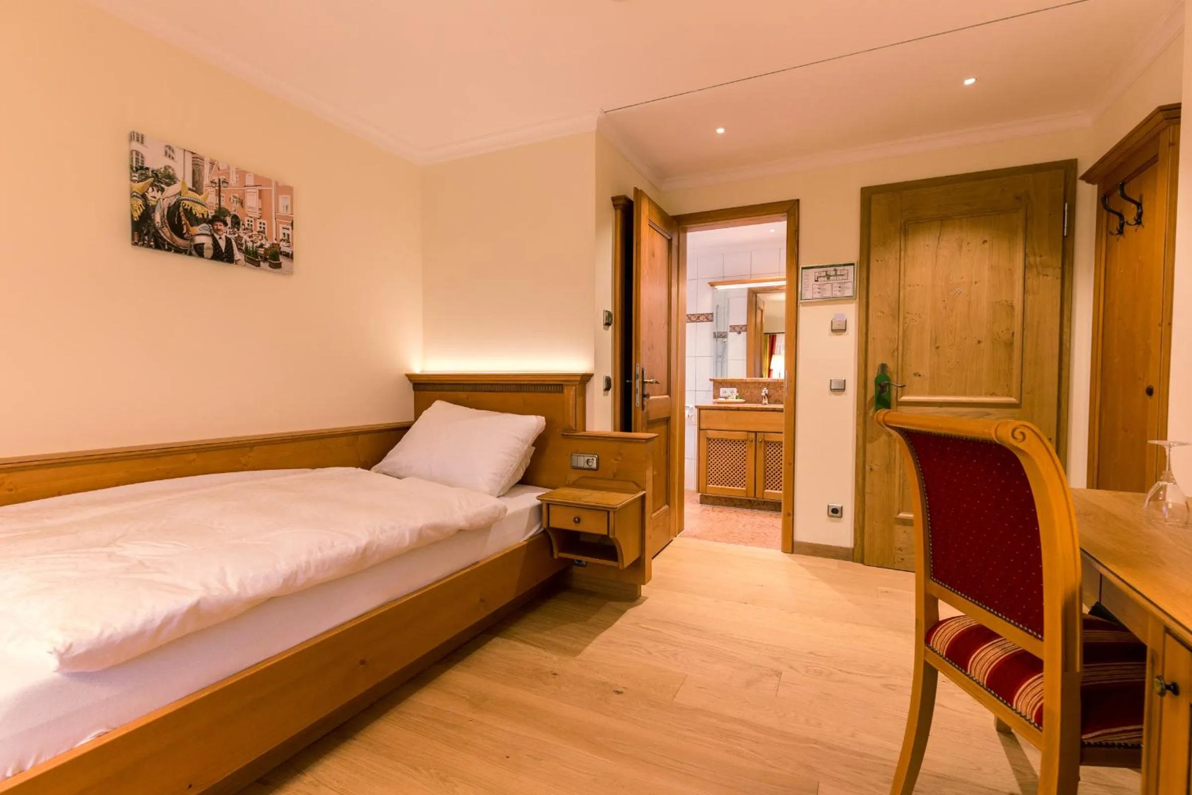 Bed in Hotel & Gaststätte zum Erdinger Weißbräu