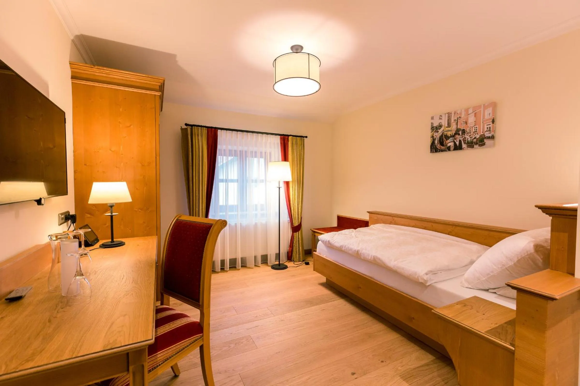 Bed in Hotel & Gaststätte zum Erdinger Weißbräu