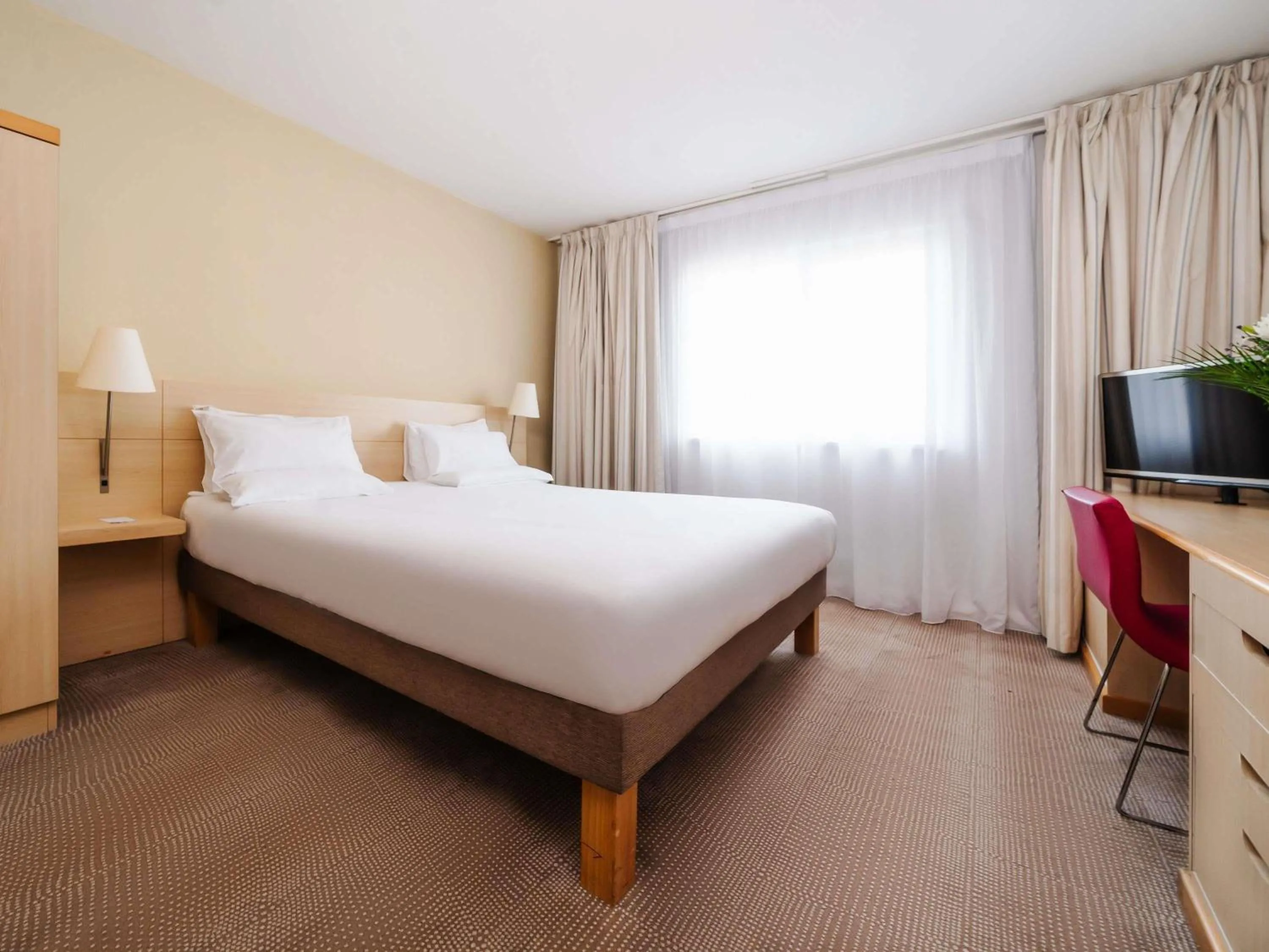 Bedroom, Bed in Novotel Milton Keynes