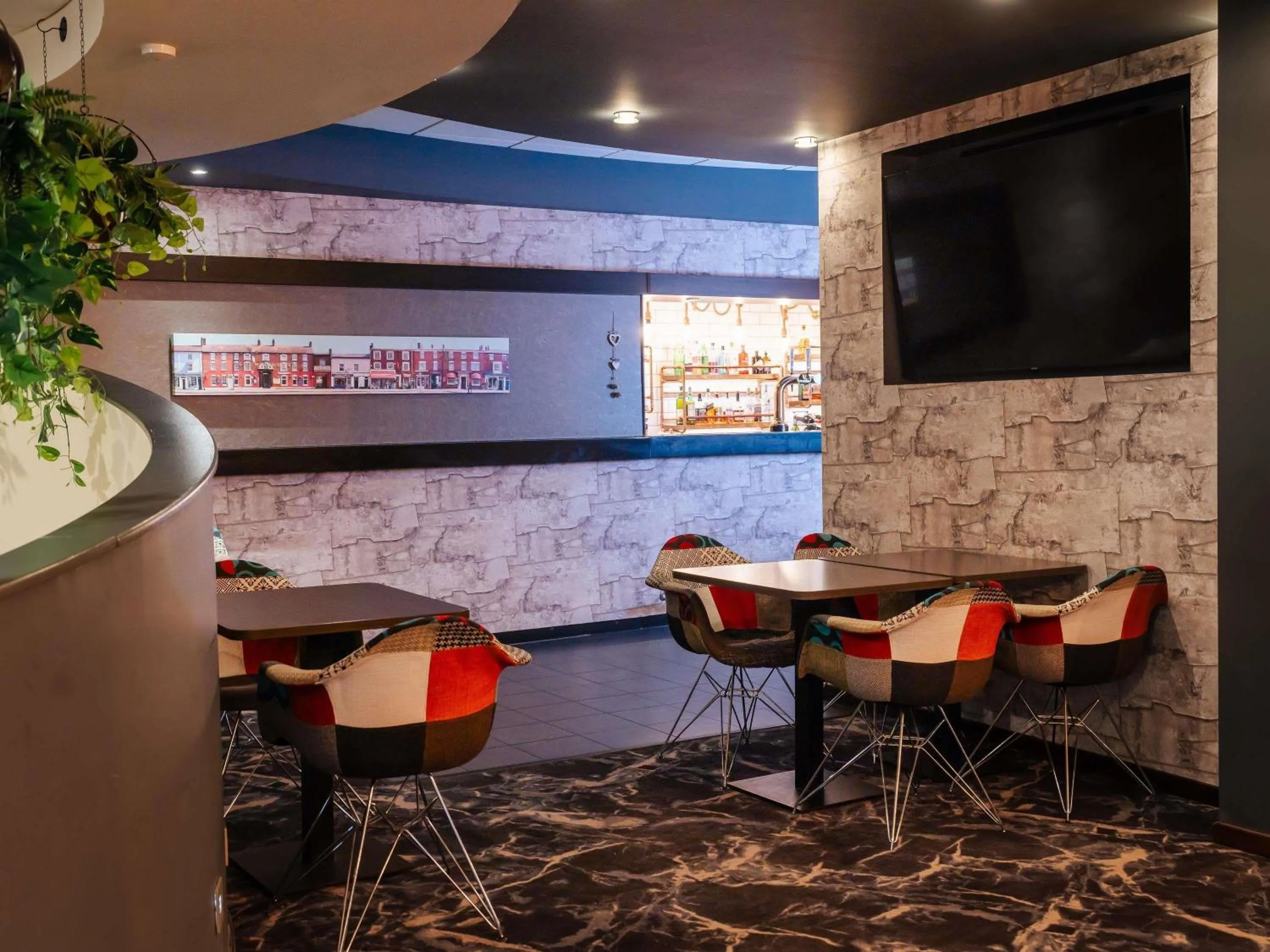 Lounge or bar in Novotel Milton Keynes