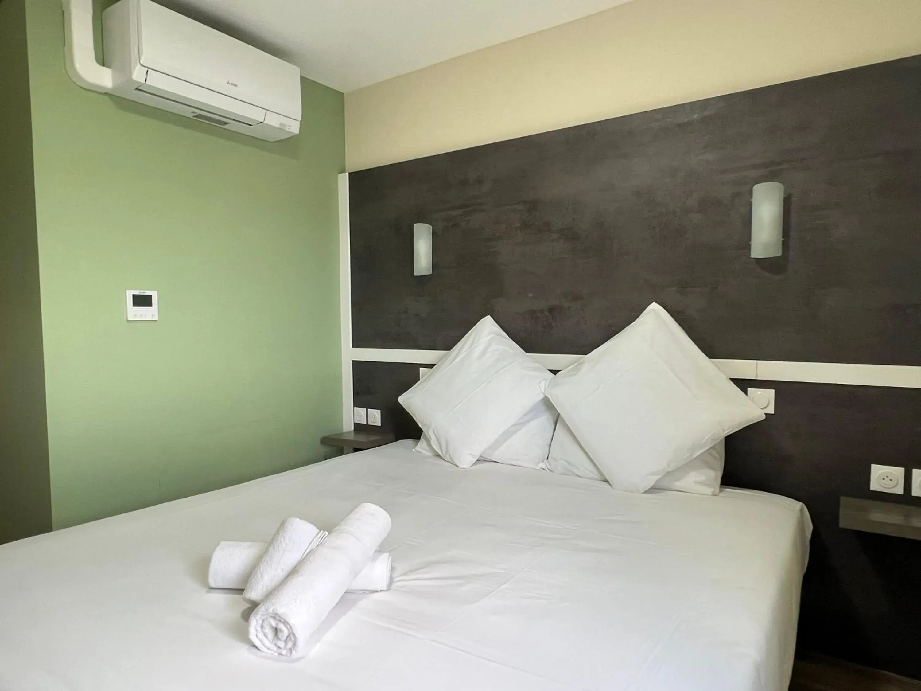 Superior Queen Room - single occupancy in Contact Hôtel Arc-En-Ciel - Réouverture - Rénové Superior Queen Room - single occupancy in Contact Hôtel Arc-En-Ciel - Réouverture - Rénové