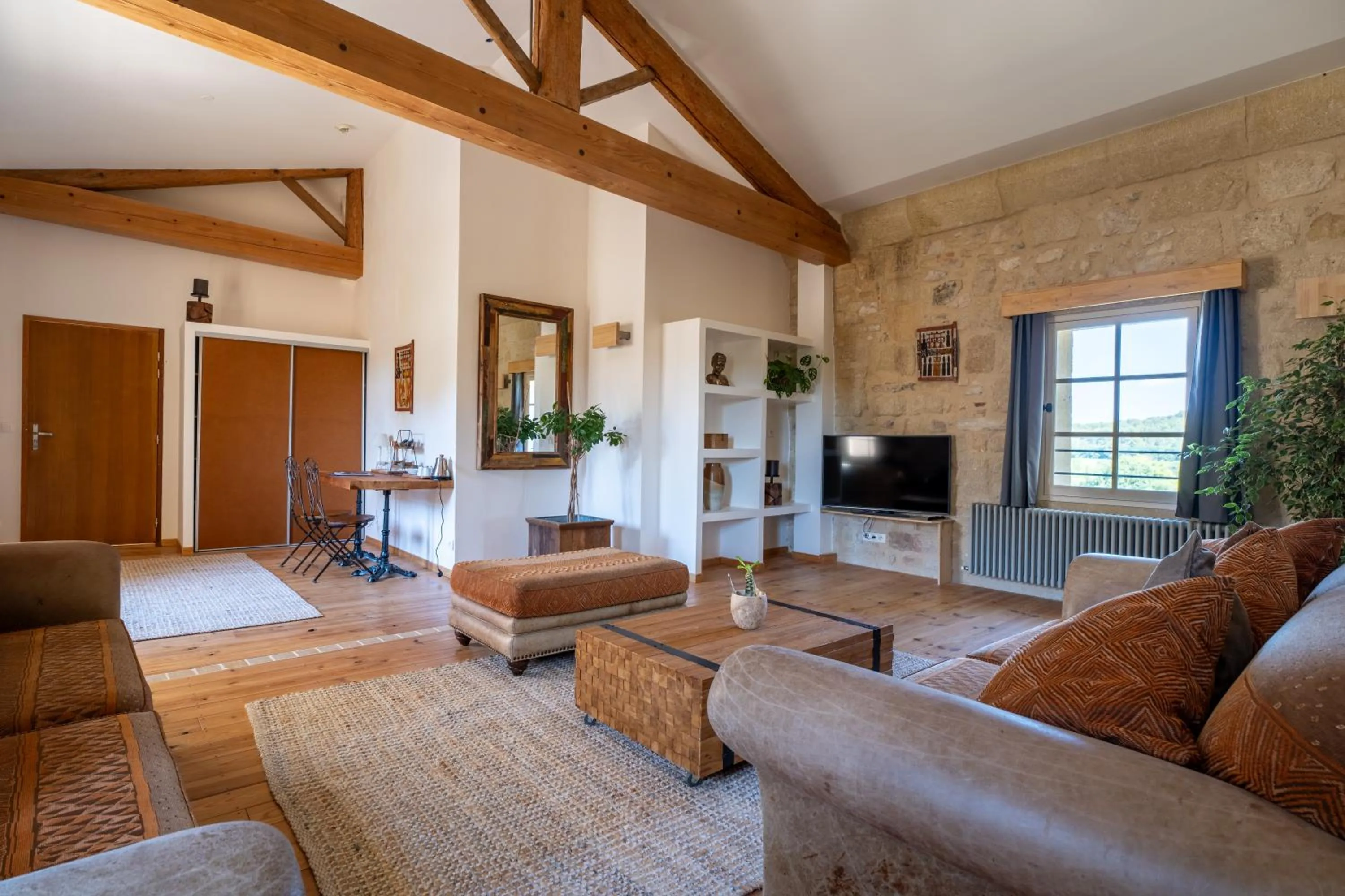 Communal lounge/ TV room in Château de Pondres