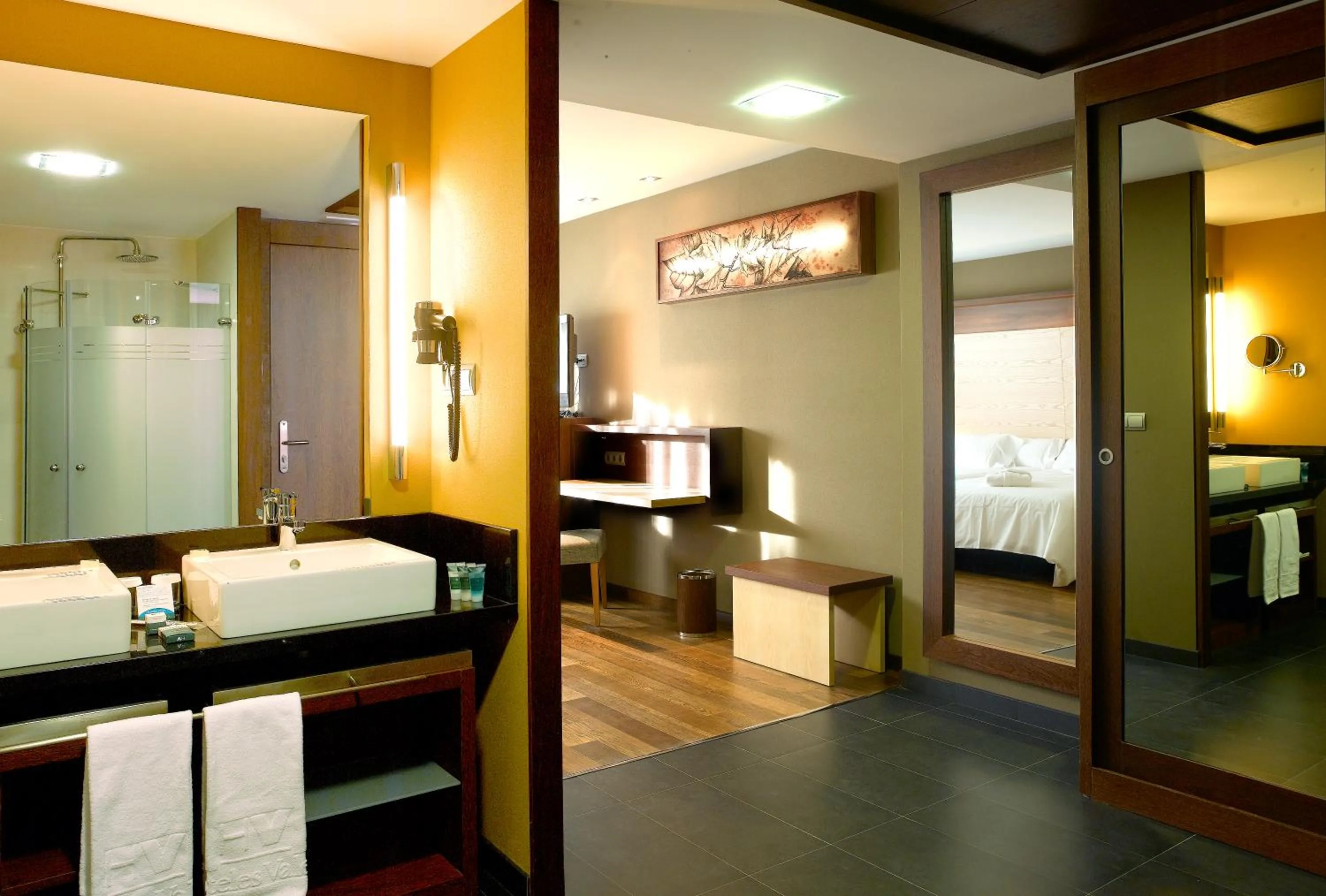 Bathroom, Bed in SOMMOS Hotel Aneto