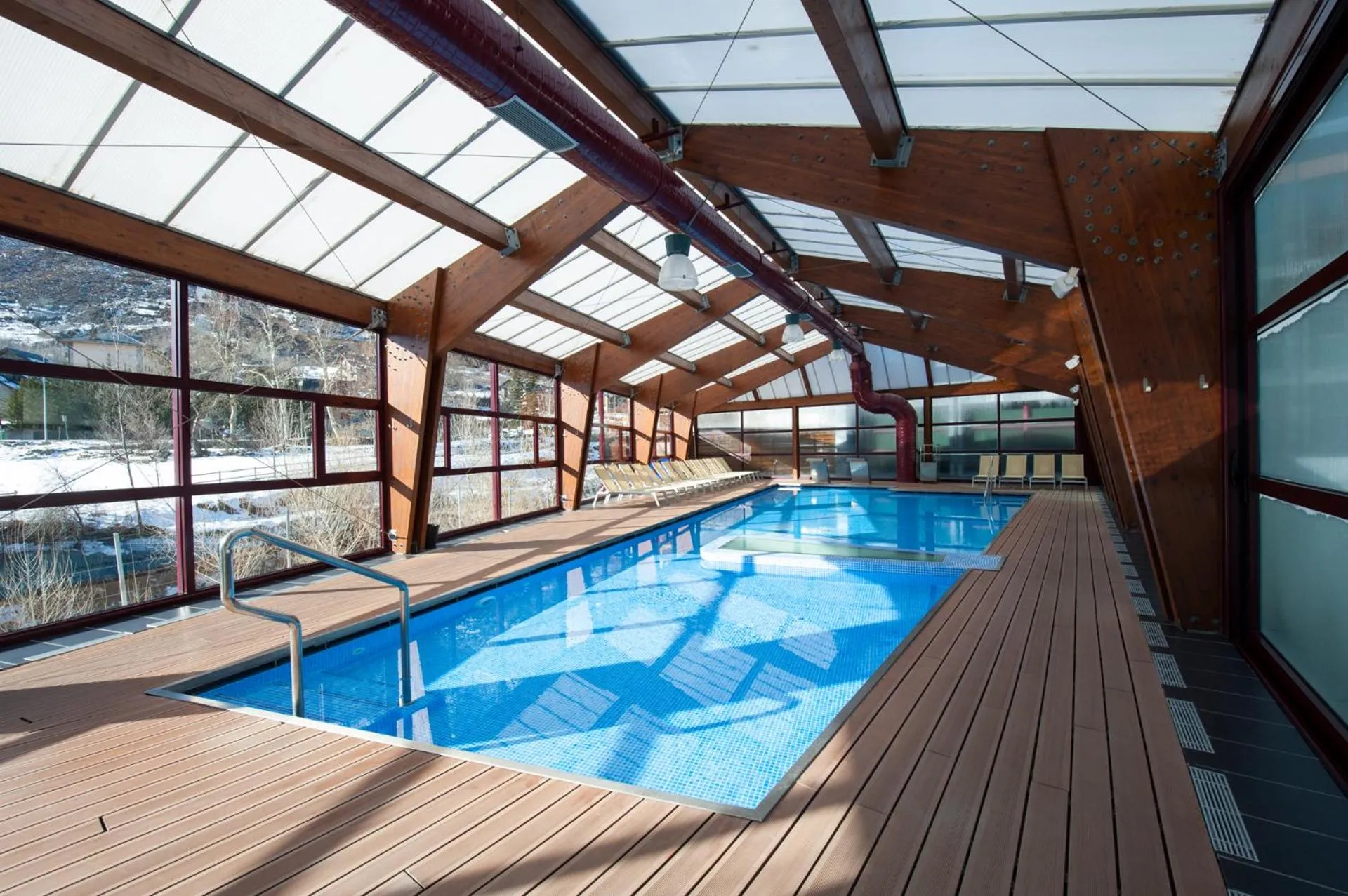 Swimming pool in SOMMOS Hotel Aneto