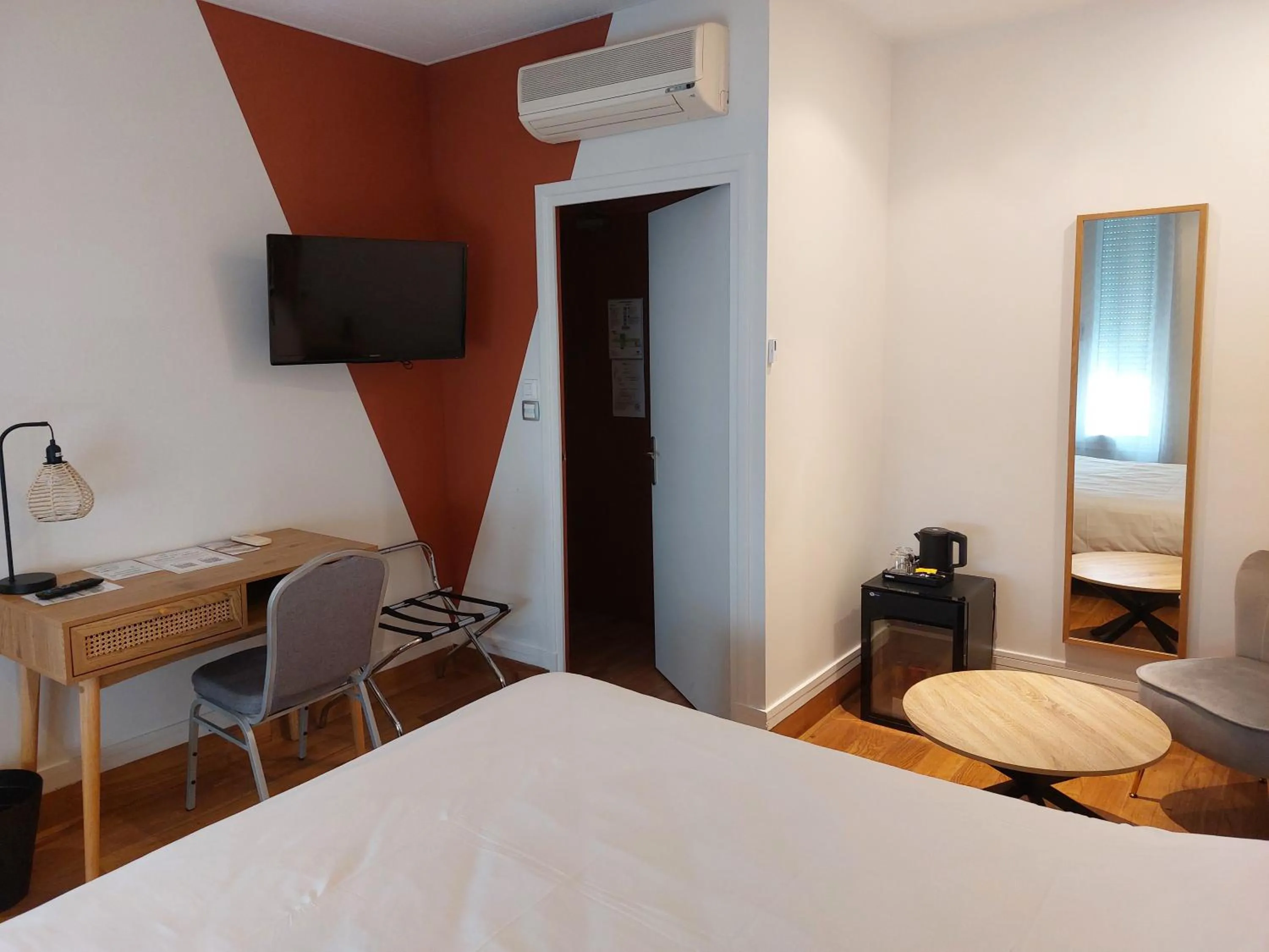 Seating area, Bed in Brit Hotel Roanne - Le Grand Hôtel