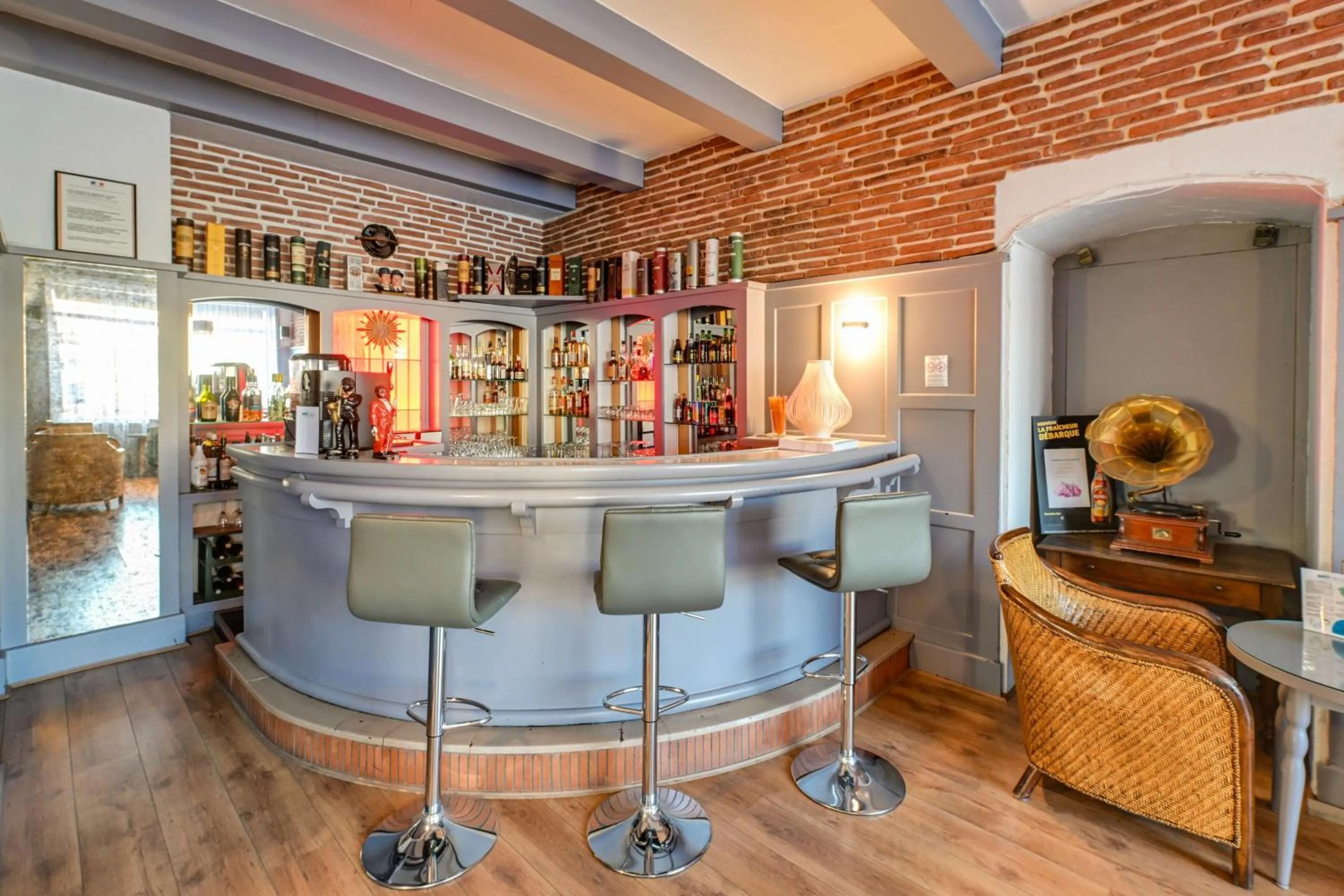 Lounge or bar in Brit Hotel Roanne - Le Grand Hôtel