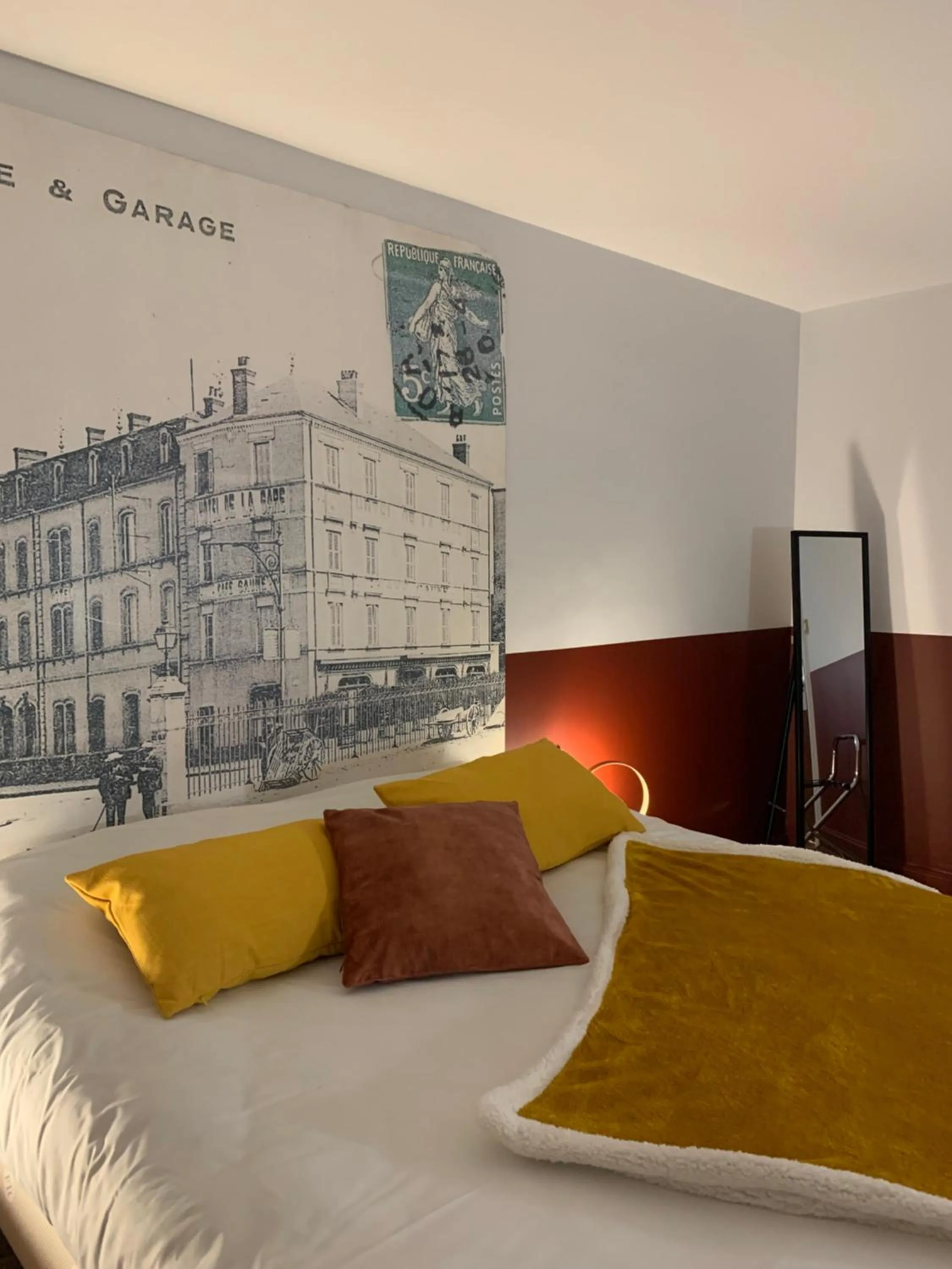 Bed in Brit Hotel Roanne - Le Grand Hôtel