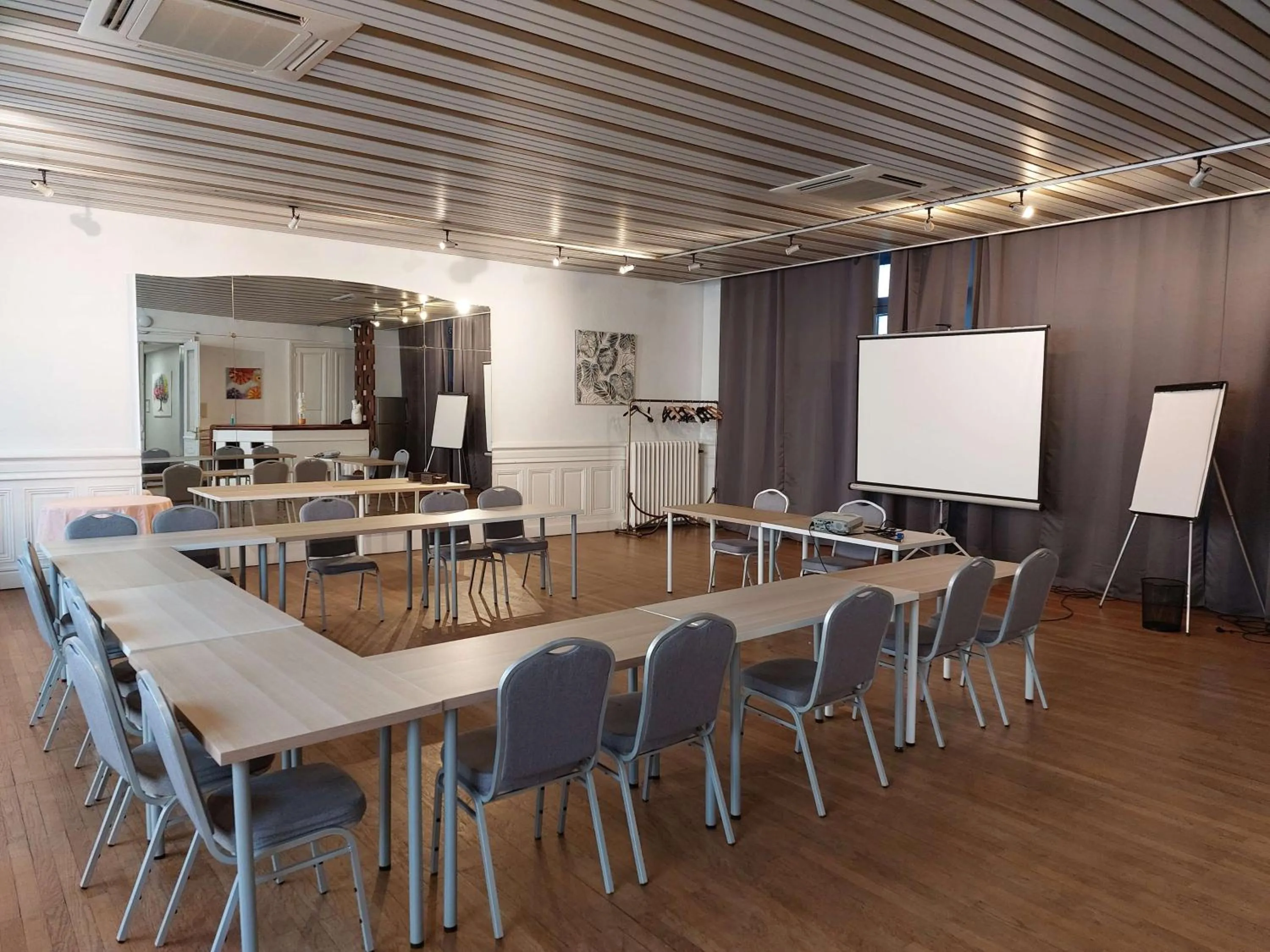 Business facilities in Brit Hotel Roanne - Le Grand Hôtel