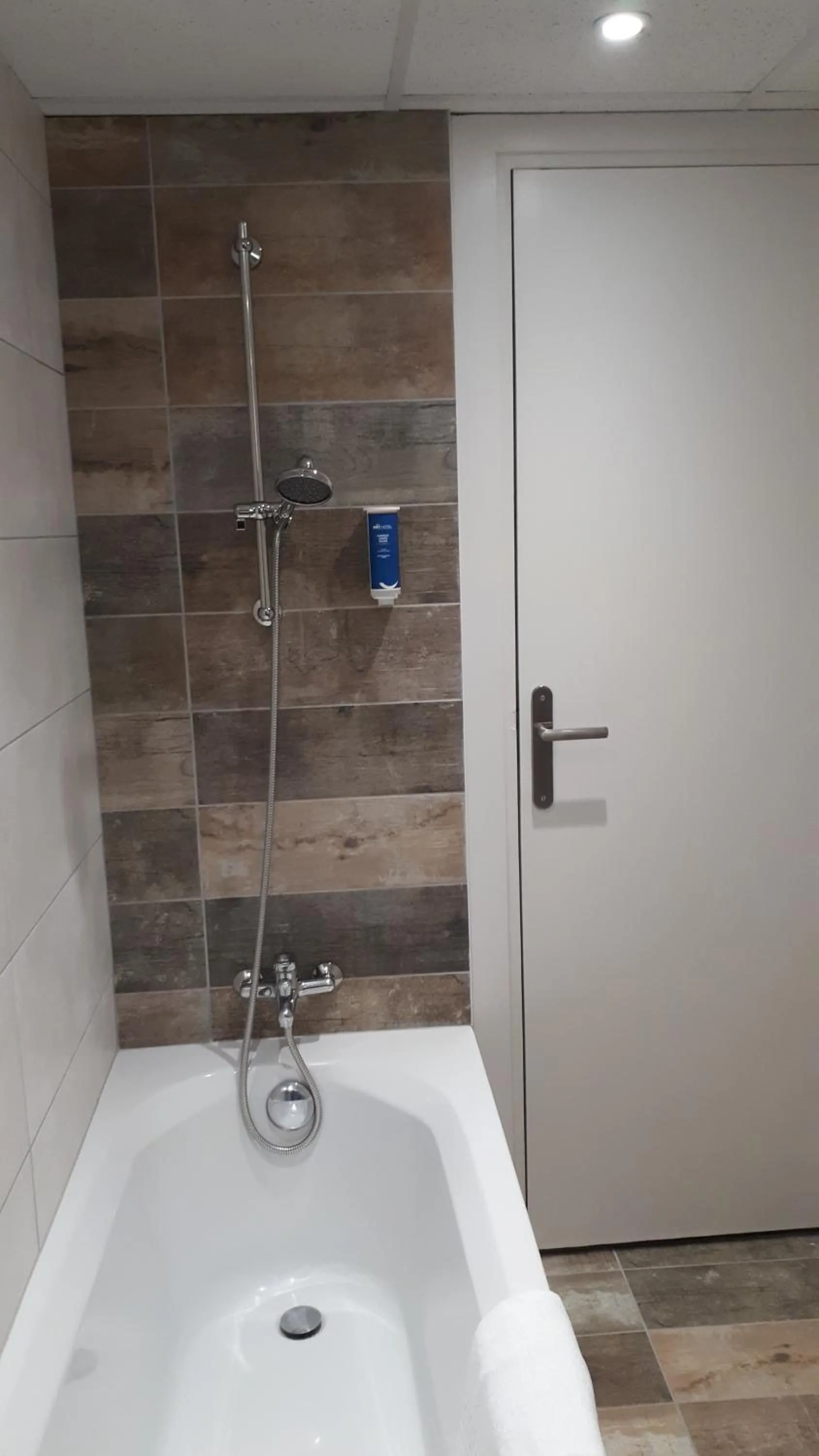 Bathroom in Brit Hotel Roanne - Le Grand Hôtel