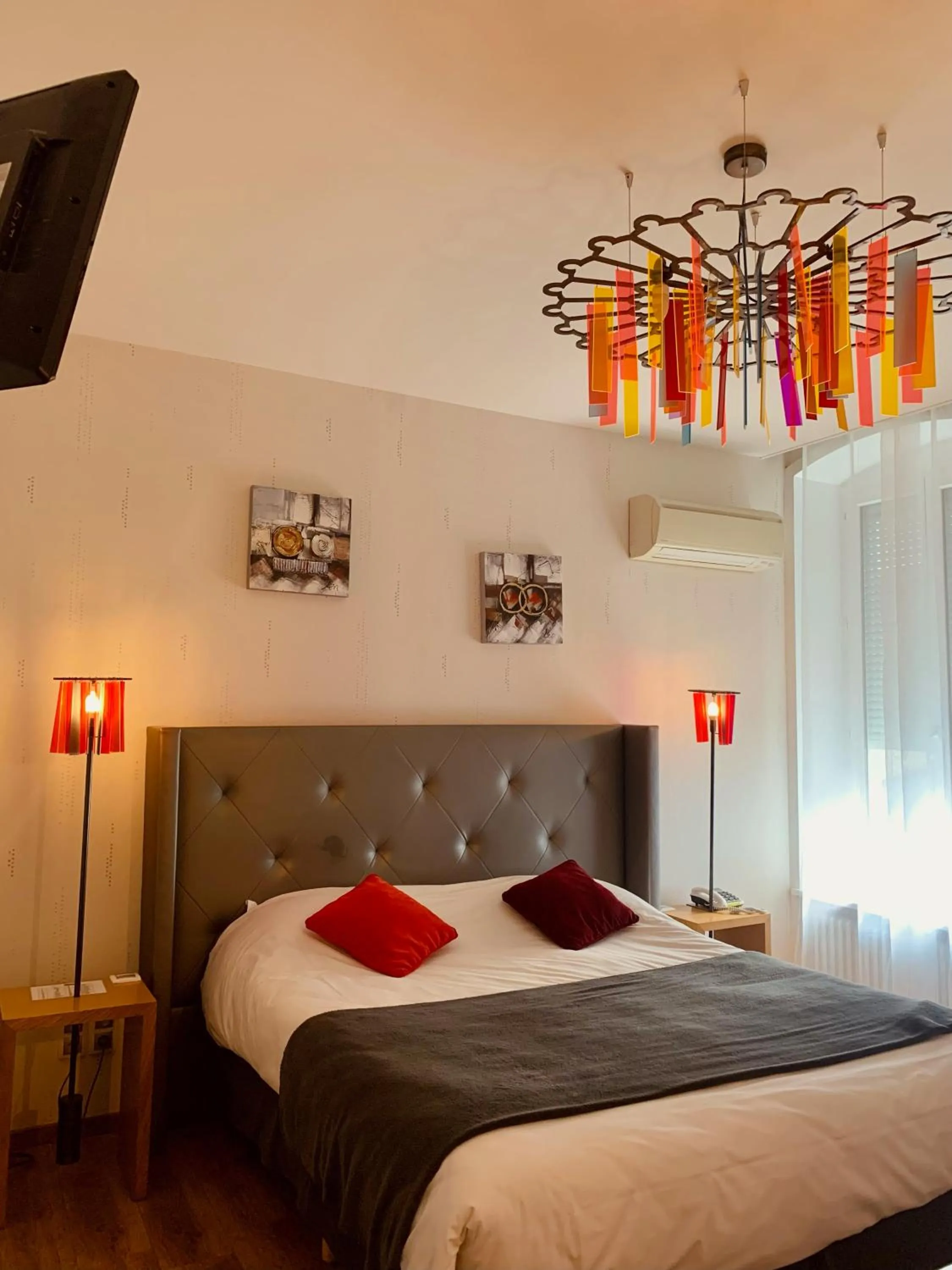 Bed in Brit Hotel Roanne - Le Grand Hôtel