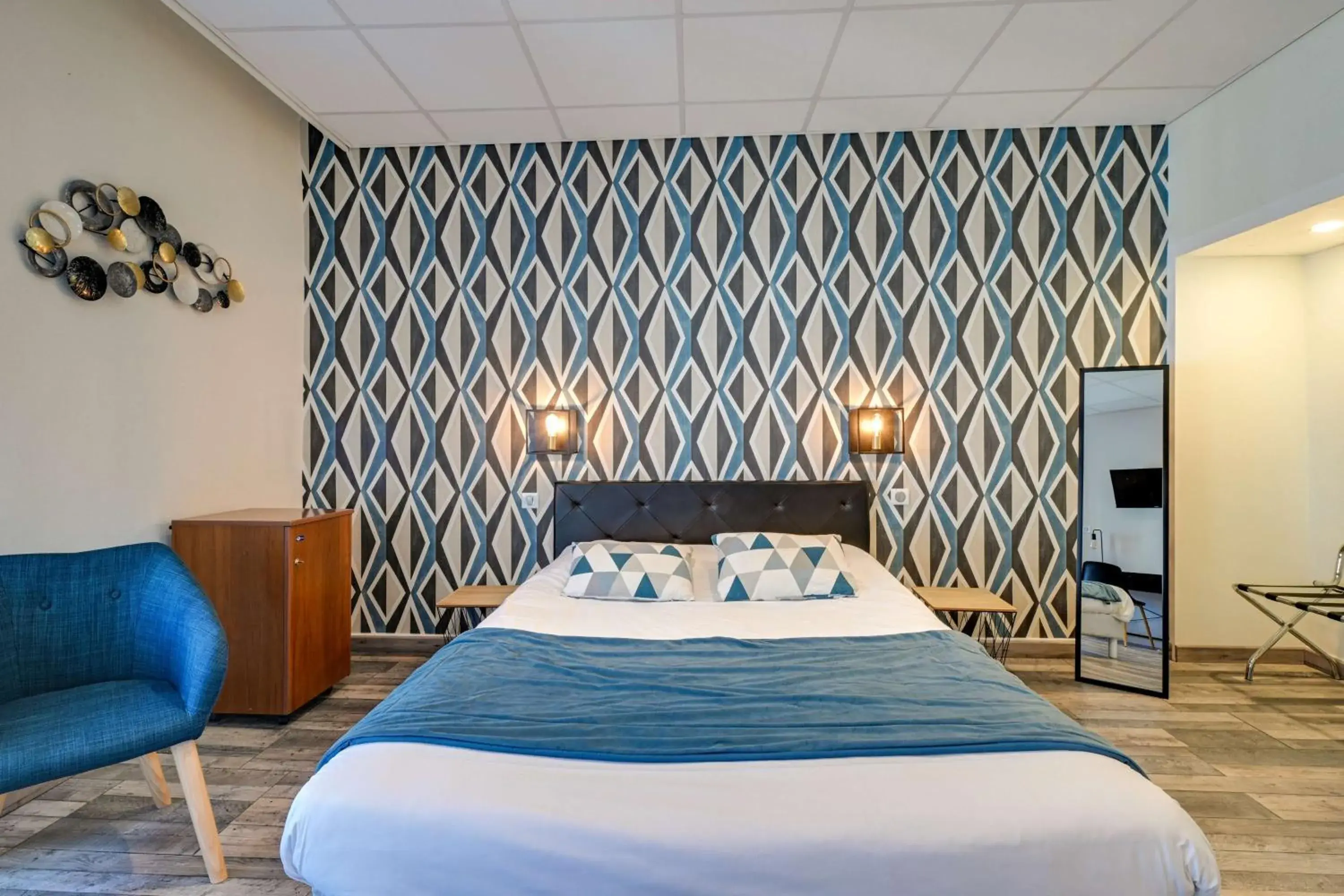 Bedroom, Bed in Brit Hotel Roanne - Le Grand Hôtel Bedroom, Bed in Brit Hotel Roanne - Le Grand Hôtel