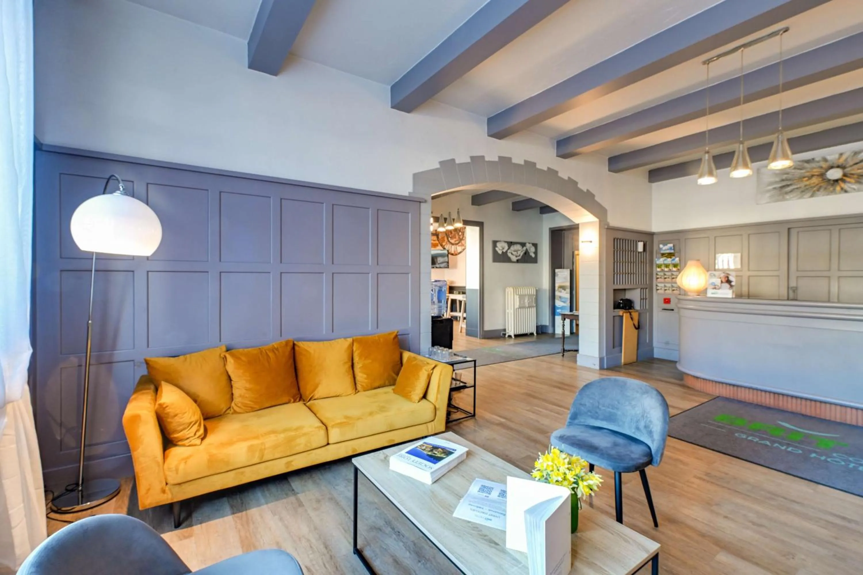 Lobby or reception in Brit Hotel Roanne - Le Grand Hôtel